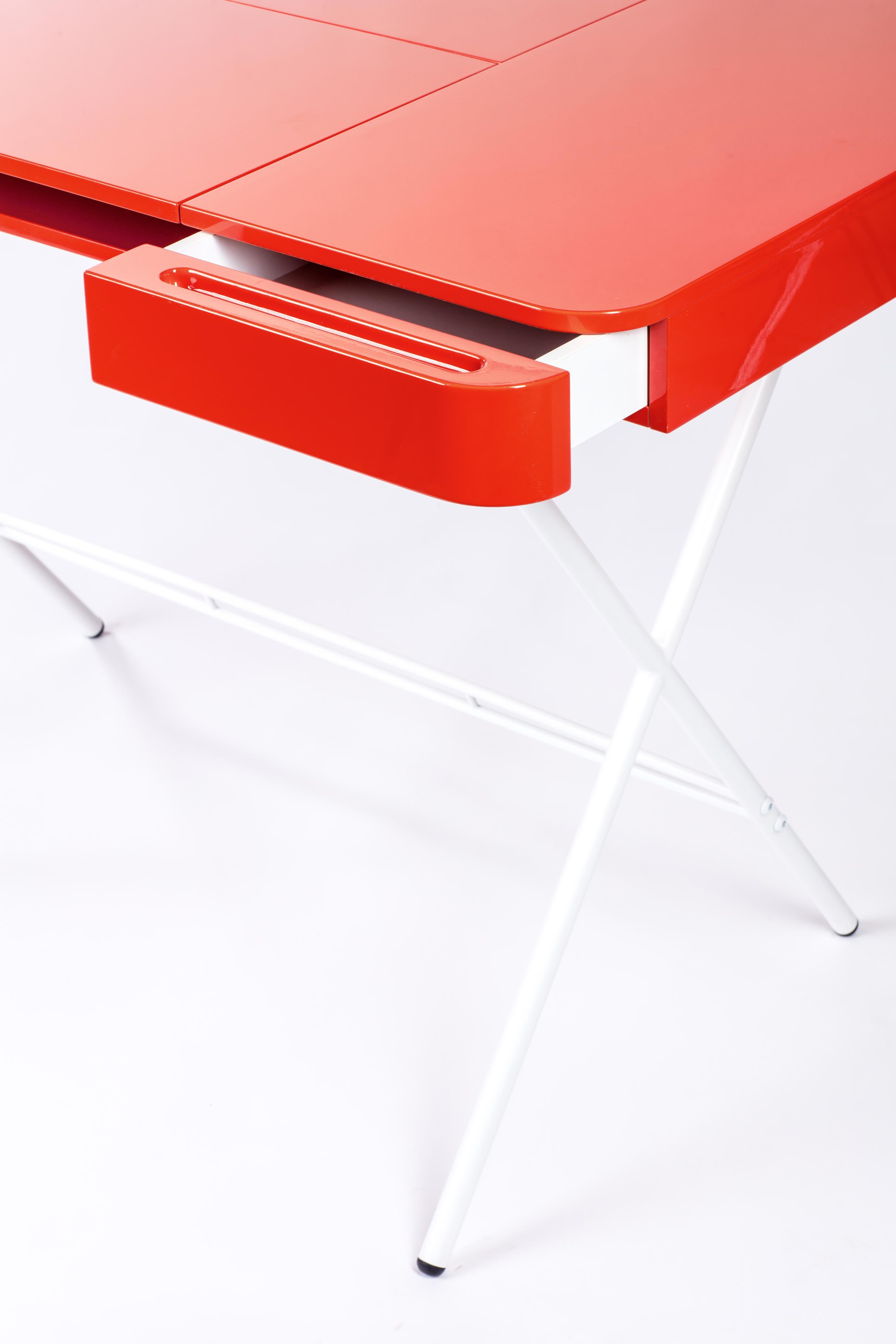 Adentro Cosimo Schreibtischdesign Marco Zanuso jr Rot glänzende Platte & weißer Sockel.  im Angebot 1