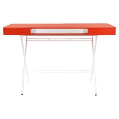 Adentro Cosimo Desk design Marco Zanuso Jr. Piano lucido rosso e base bianca. 