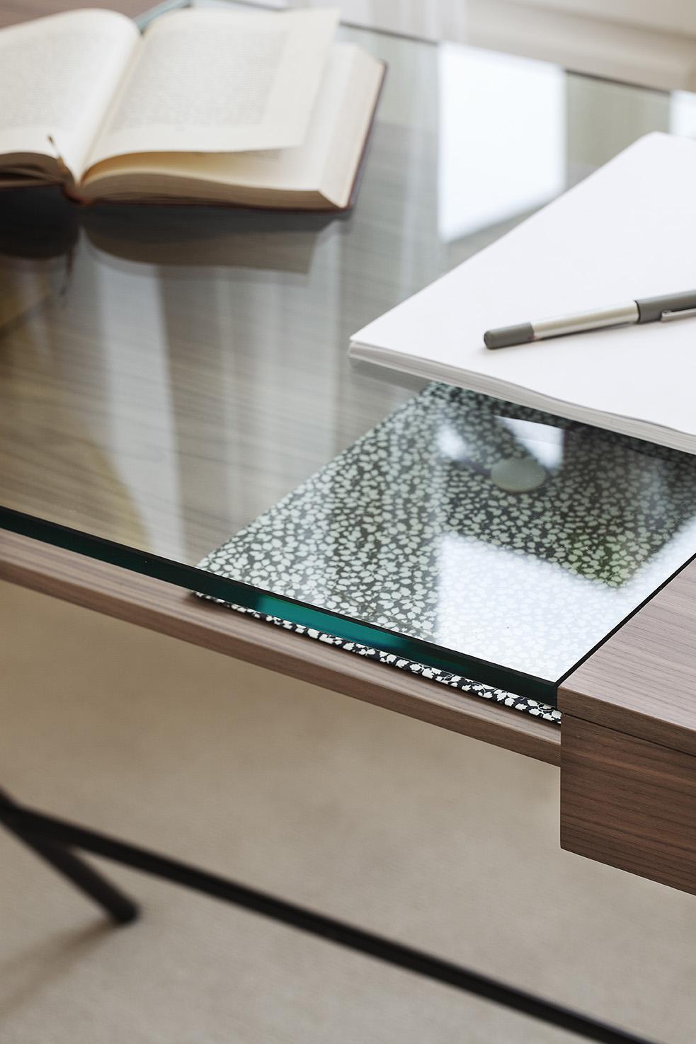 Schreibtischdesign von Adentro Cosimo, Marco Zanuso jr  Sockel aus Nussbaum, Glas und Bronze.  (Metall) im Angebot