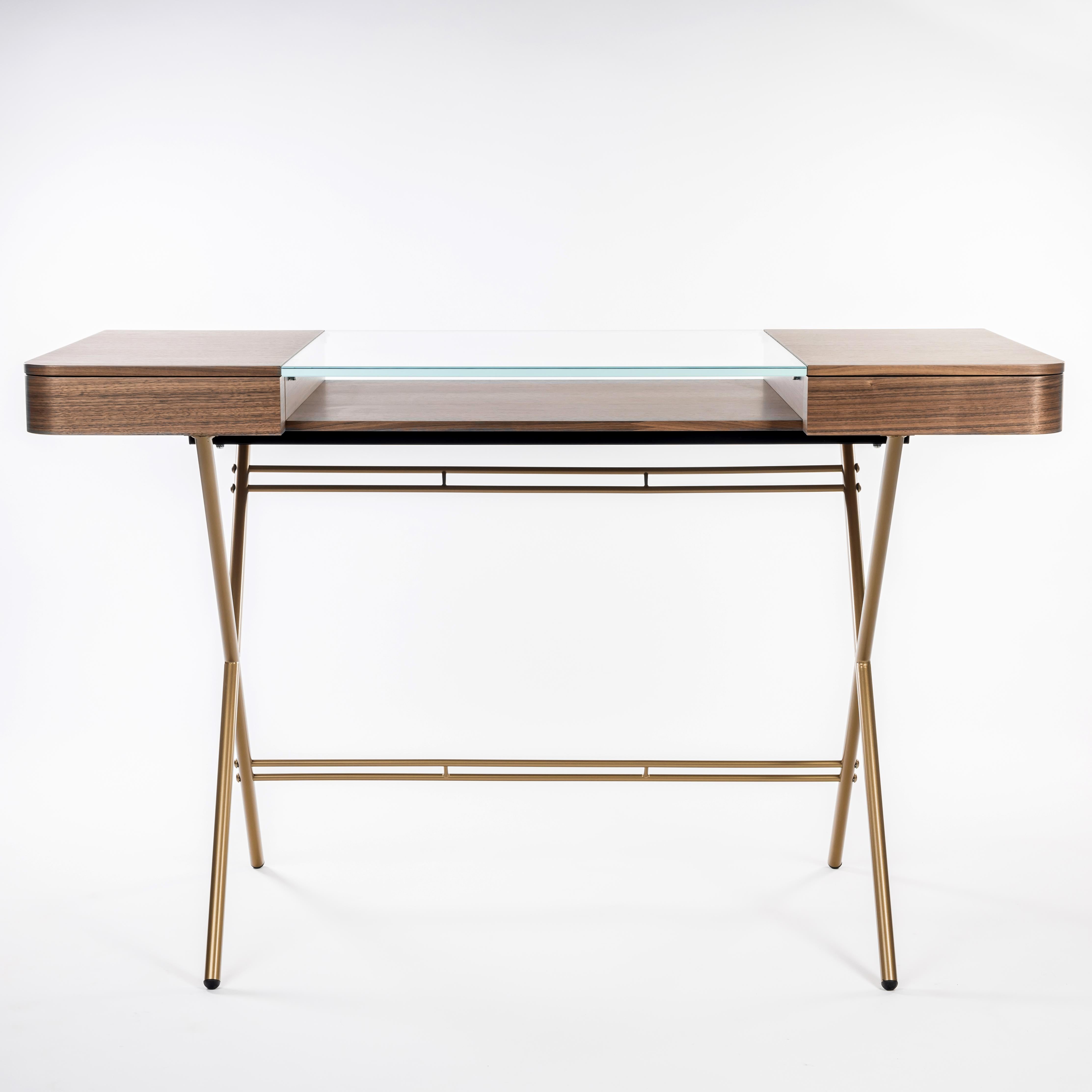 Der Schreibtisch Cosimo wurde von dem Architekten Marco Zanuso JR für die französische Luxusmöbelmarke Adentro Paris entworfen.
Der Schreibtisch besteht aus einer zentralen Klarglasplatte mit einer Ablage darunter und hat auf beiden Seiten