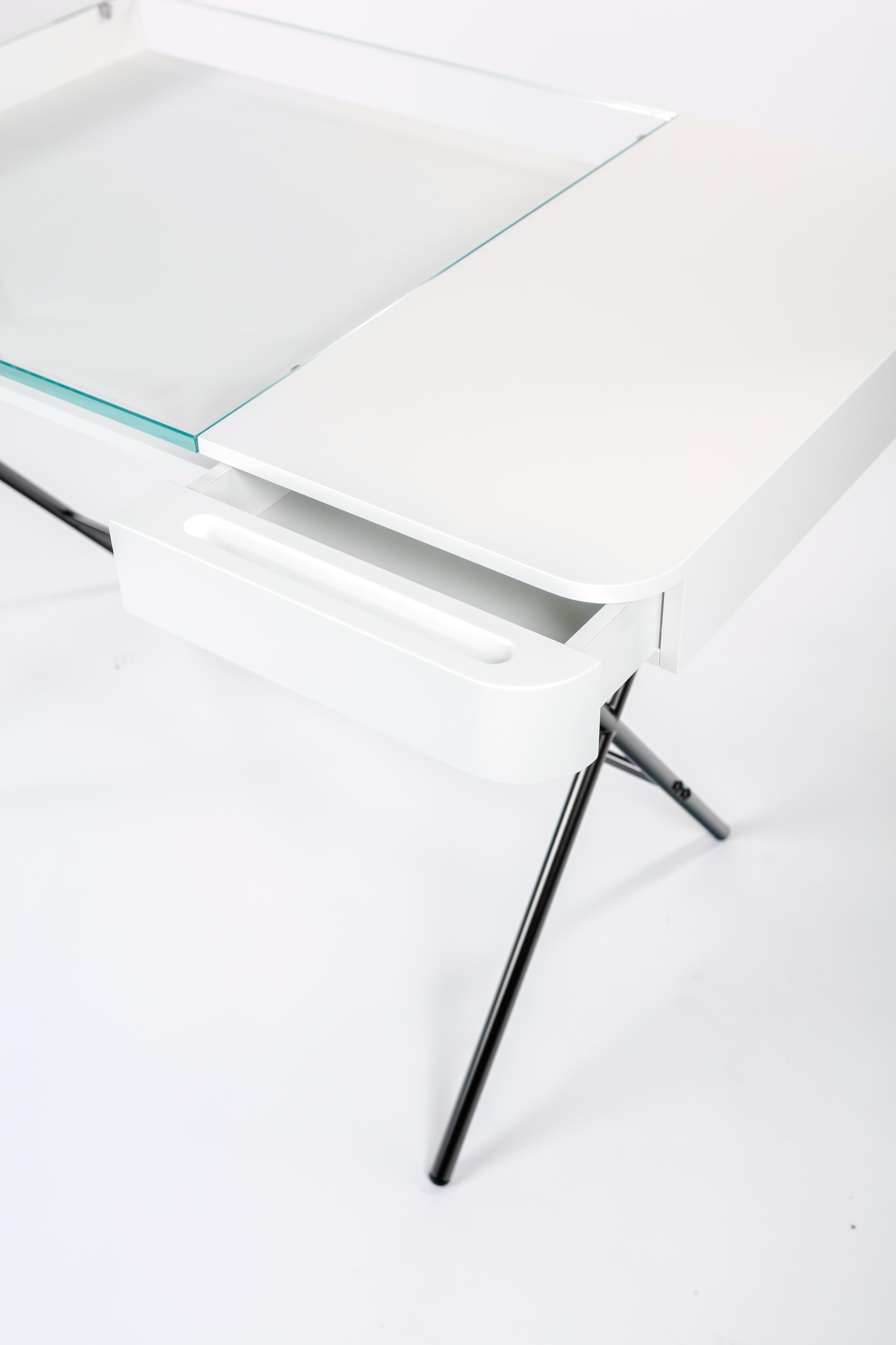Adentro Cosimo Desk design Marco Zanuso jr  white, glass top & bronze base.  In New Condition For Sale In PARIS, FR