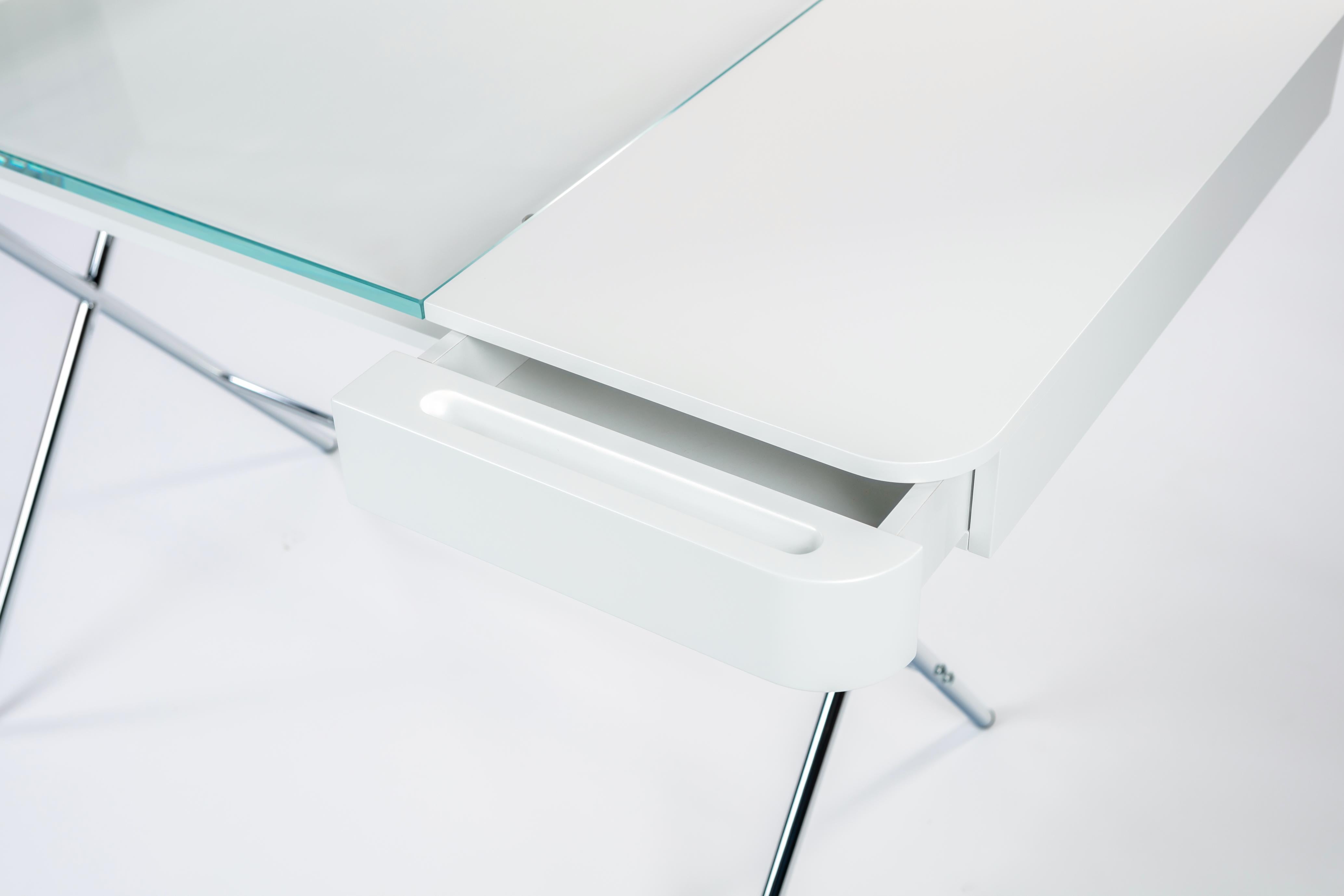 Schreibtischdesign von Adentro Cosimo, Marco Zanuso jr  weiß, Glasplatte und Chromfuß.  im Zustand „Neu“ im Angebot in PARIS, FR