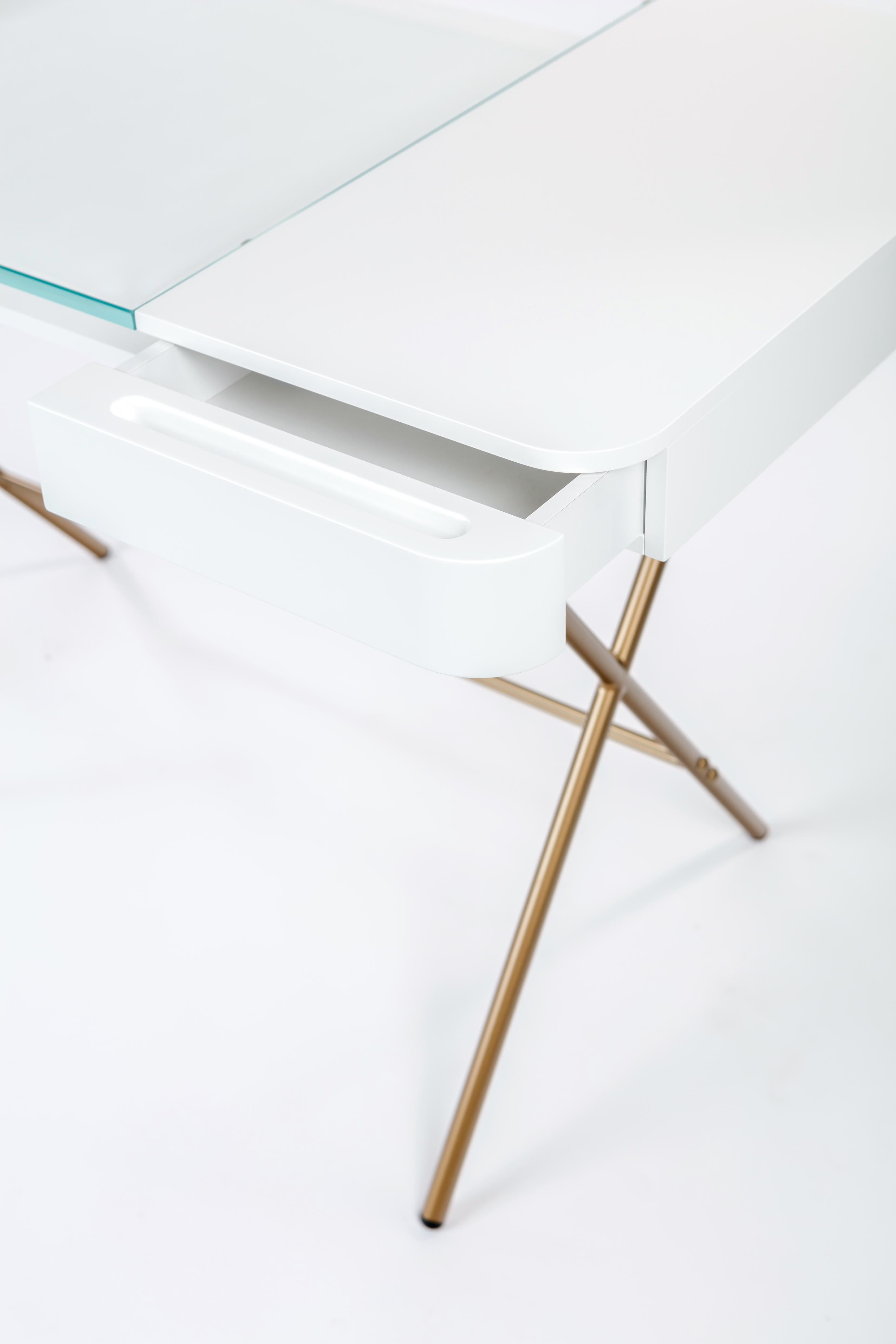Schreibtischdesign von Adentro Cosimo, Marco Zanuso jr  weiß, Glasplatte und goldener Sockel.  (Französisch) im Angebot