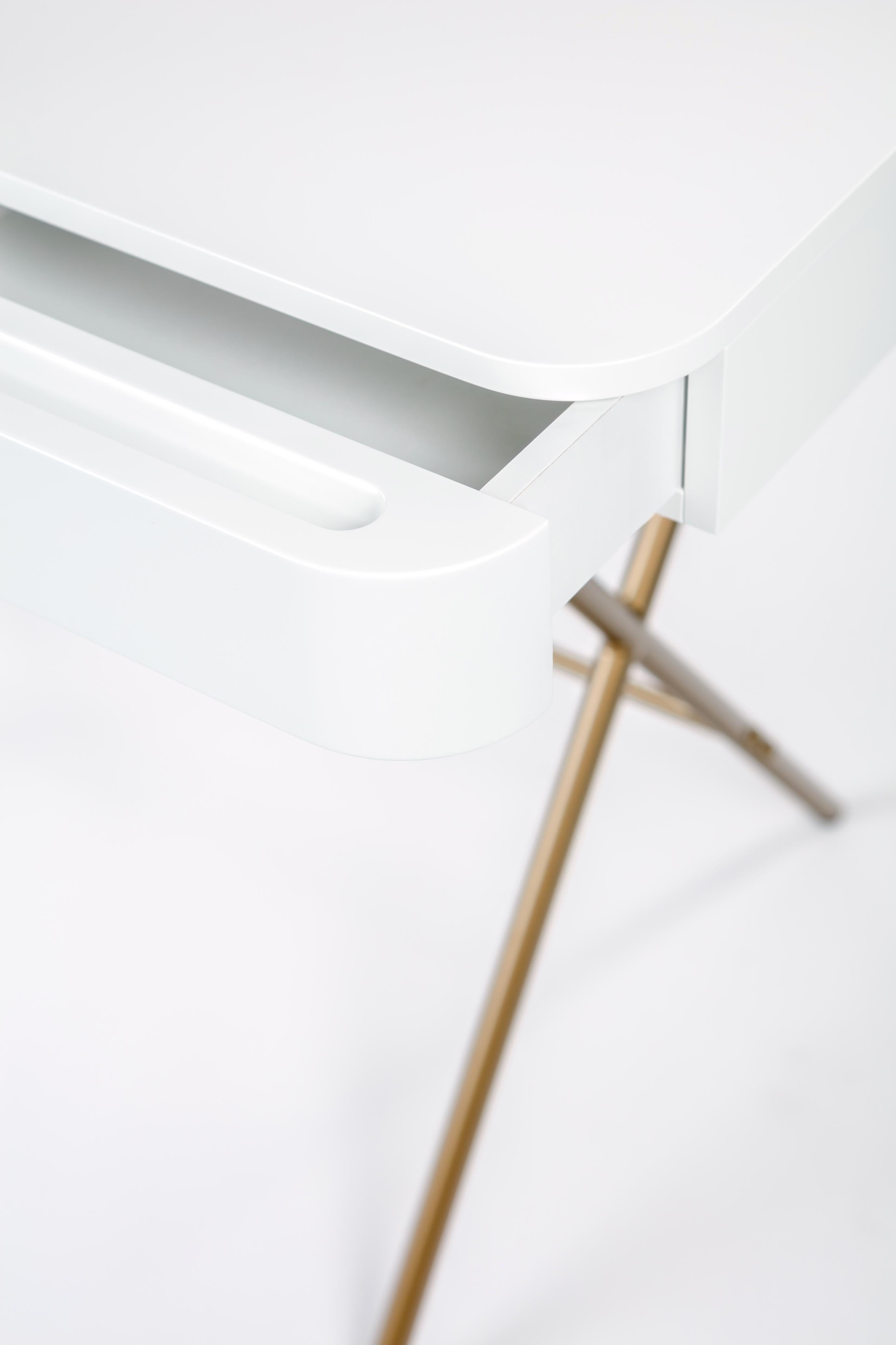 Schreibtischdesign von Adentro Cosimo, Marco Zanuso jr  weiß, Glasplatte und goldener Sockel.  im Zustand „Neu“ im Angebot in PARIS, FR