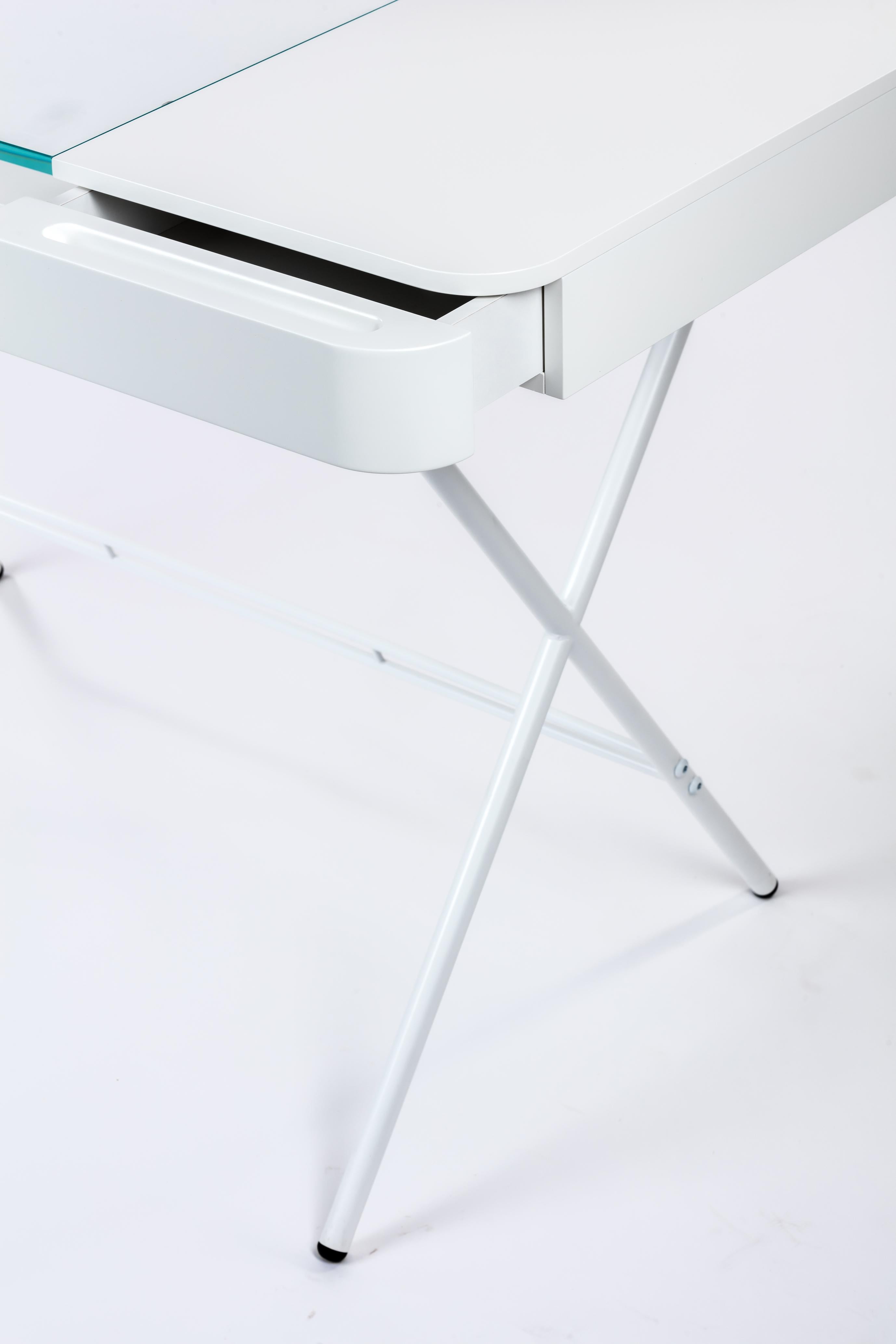 Schreibtischdesign von Adentro Cosimo, Marco Zanuso jr  weiß, Glasplatte und weißer Sockel.  (21. Jahrhundert und zeitgenössisch) im Angebot