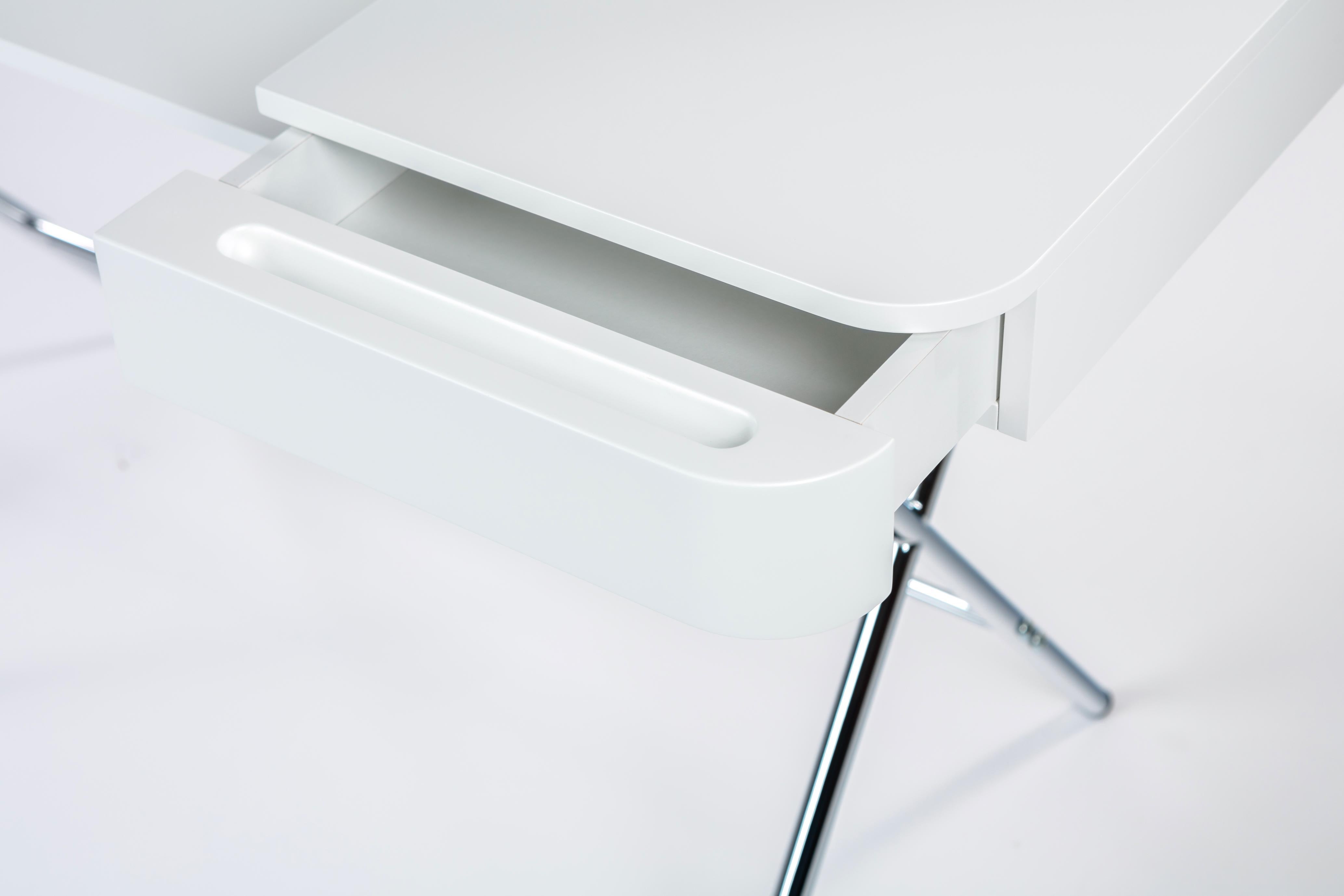 Lacquered Adentro Cosimo Desk design Marco Zanuso jr White Matt  top & chrome base.  For Sale
