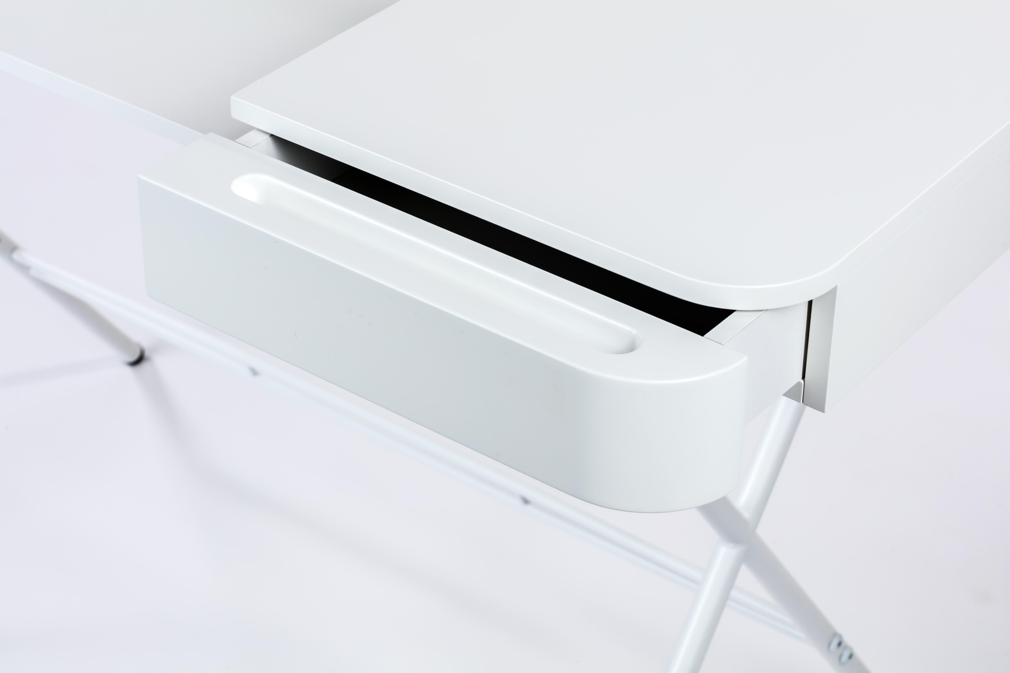 Lacquered Adentro Cosimo Desk design Marco Zanuso jr White Matt  top & white base.  For Sale