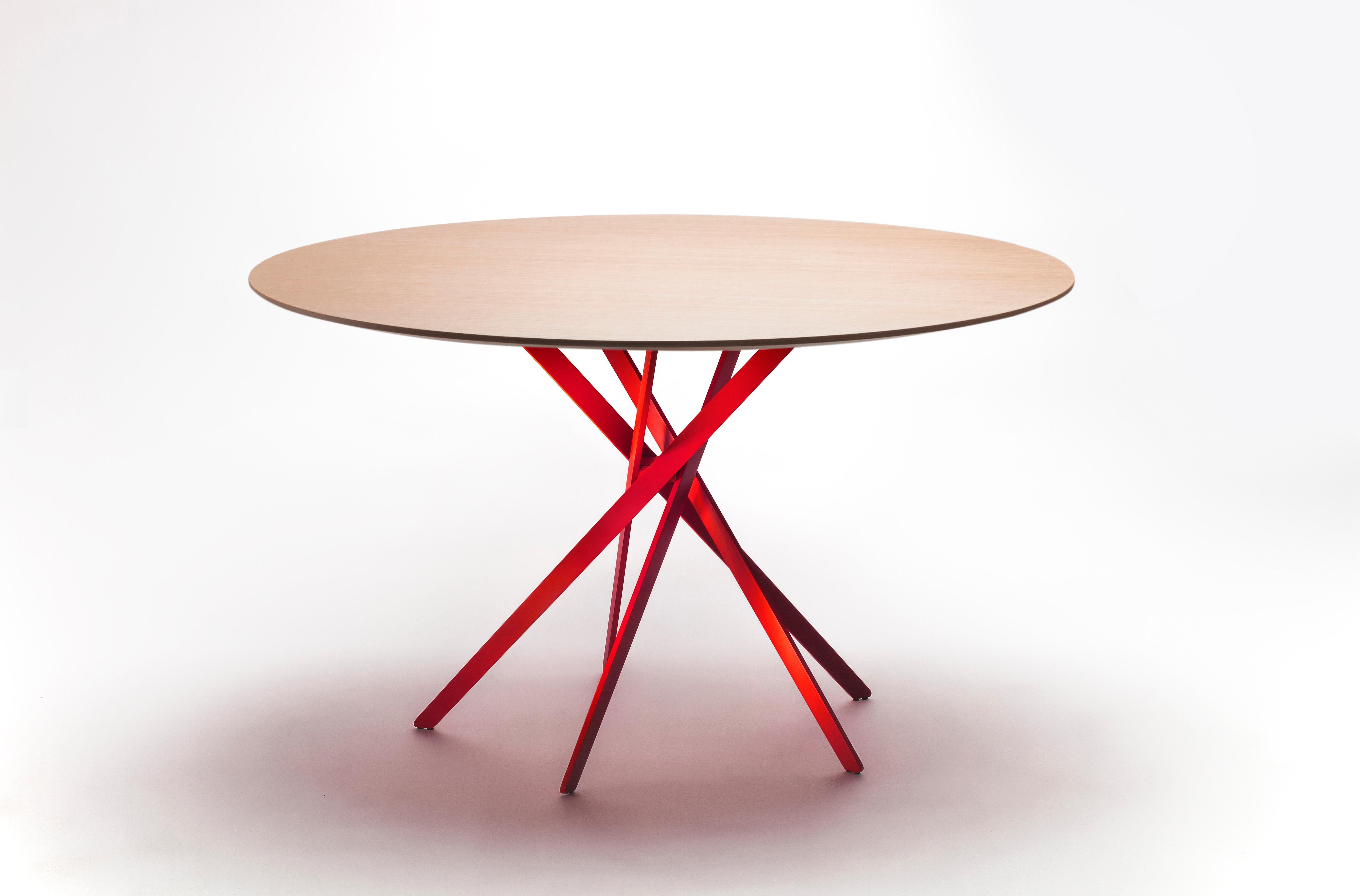 Moderne Table à manger Adentro IKI de Marco Zanuso jr. Plateau en Oak Nature et base rouge en vente