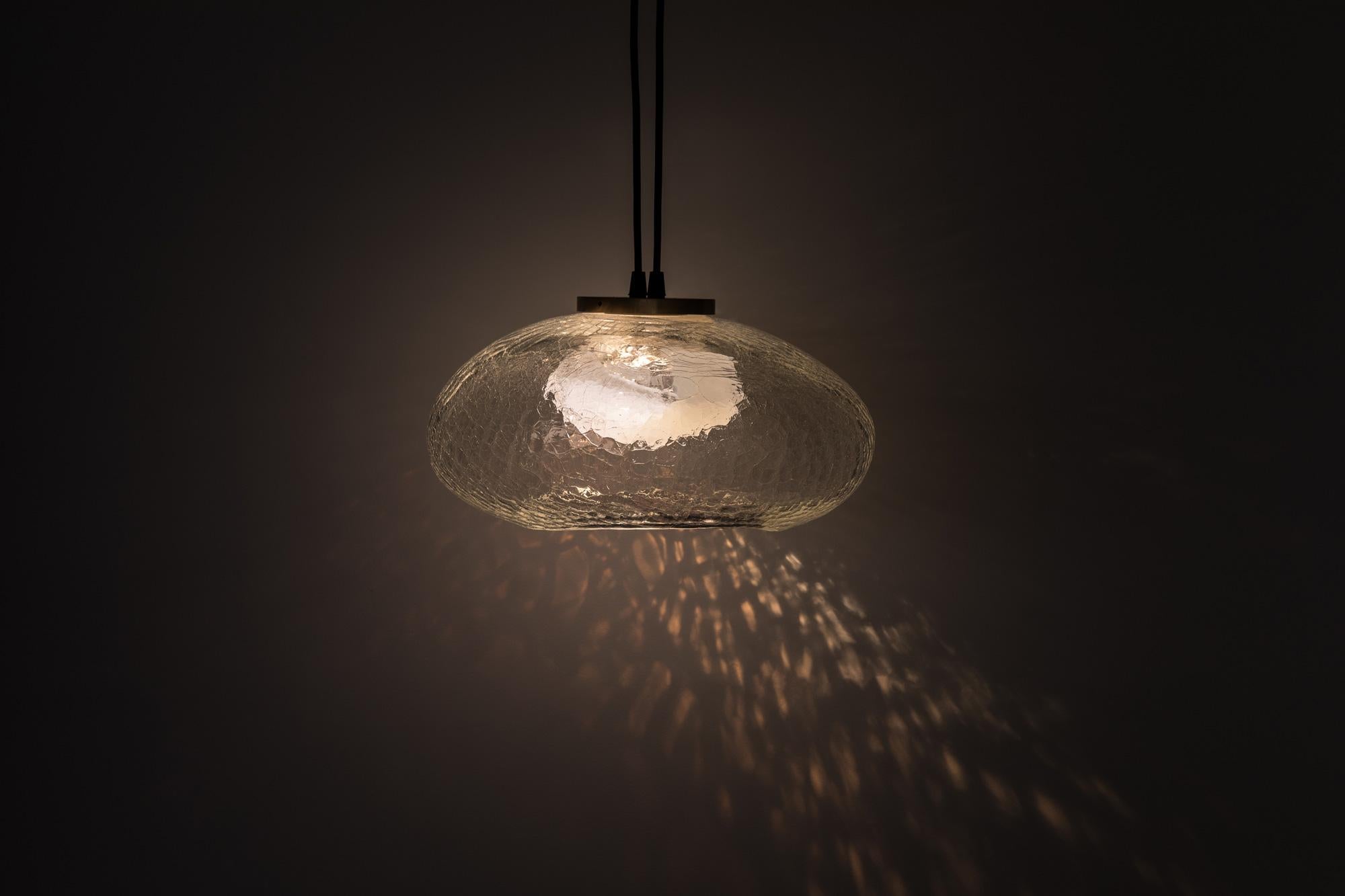 ADesignStudio Alchemy S1 Pendelleuchte

Eine Beleuchtungskollektion, die Kunstfertigkeit mit Beleuchtung verbindet.

Alchemy ist ein stimmungsvolles Trio von Beleuchtungsdesigns, das die Eleganz handgeformter Materialien und moderne