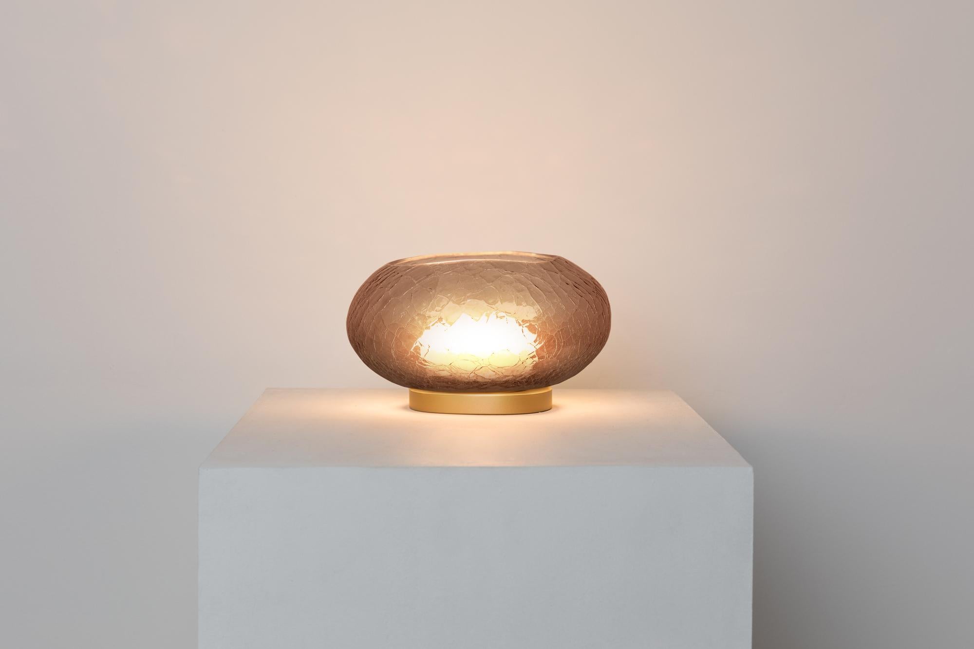 ADesignStudio Alchemy T1 Luce da tavolo

Una collezione di luci che fonde l'arte con l'illuminazione.

Alchemy è un suggestivo trio di design per l'illuminazione che combina l'eleganza dei materiali modellati a mano con la moderna funzionalità dei