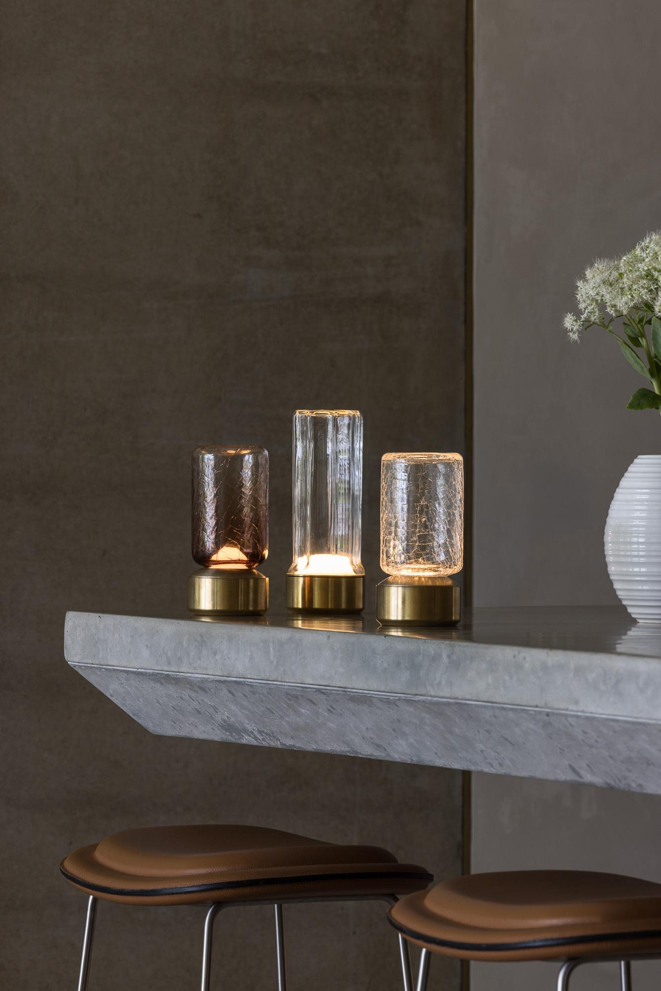 ADesignStudio Choir Roma Luce portatile con CASAMBI Bluetooth

Nato dal desiderio di fondere la bellezza poetica della luce con una tecnologia all'avanguardia, Choir è un apparecchio di illuminazione portatile che unisce eleganza, innovazione e