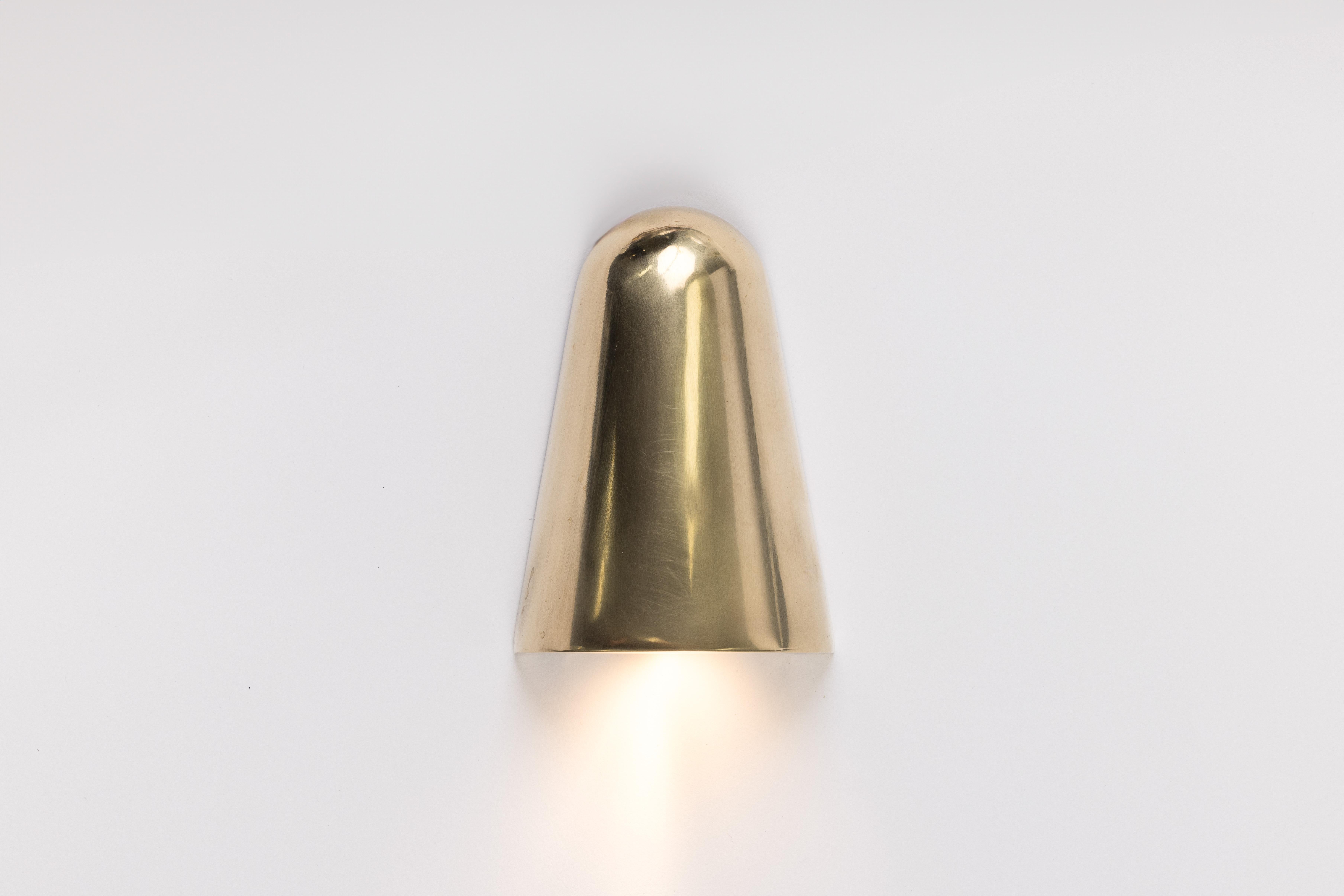 ADesignStudio Applique Cove W1

Conçu avec Adams GOODRUM
Une collection d'appliques murales qui mettent l'accent sur une matérialité et une forme sculpturales. Les versions métalliques, fabriquées à partir de blocs massifs de laiton ou d'acier