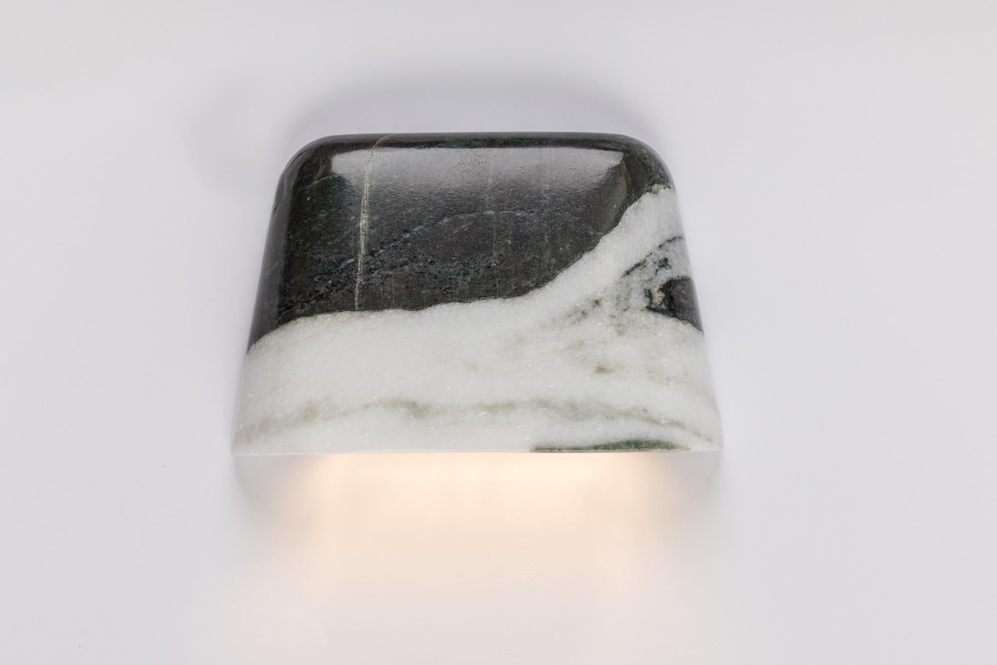 ADesignStudio Cove W2 Lampada da parete

Progettato con ADAM GOODRUM
Una collezione di lampade da parete che enfatizzano la materialità e la forma scultorea. Le versioni in metallo, ricavate da solidi blocchi di ottone o acciaio inossidabile,