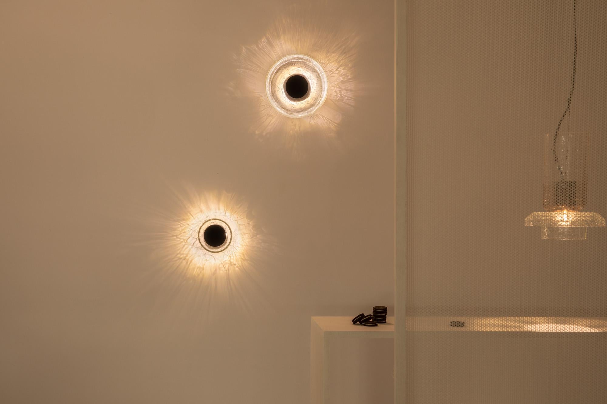 Moderno ADesignStudio Lampada da parete Crackle W2 in vendita