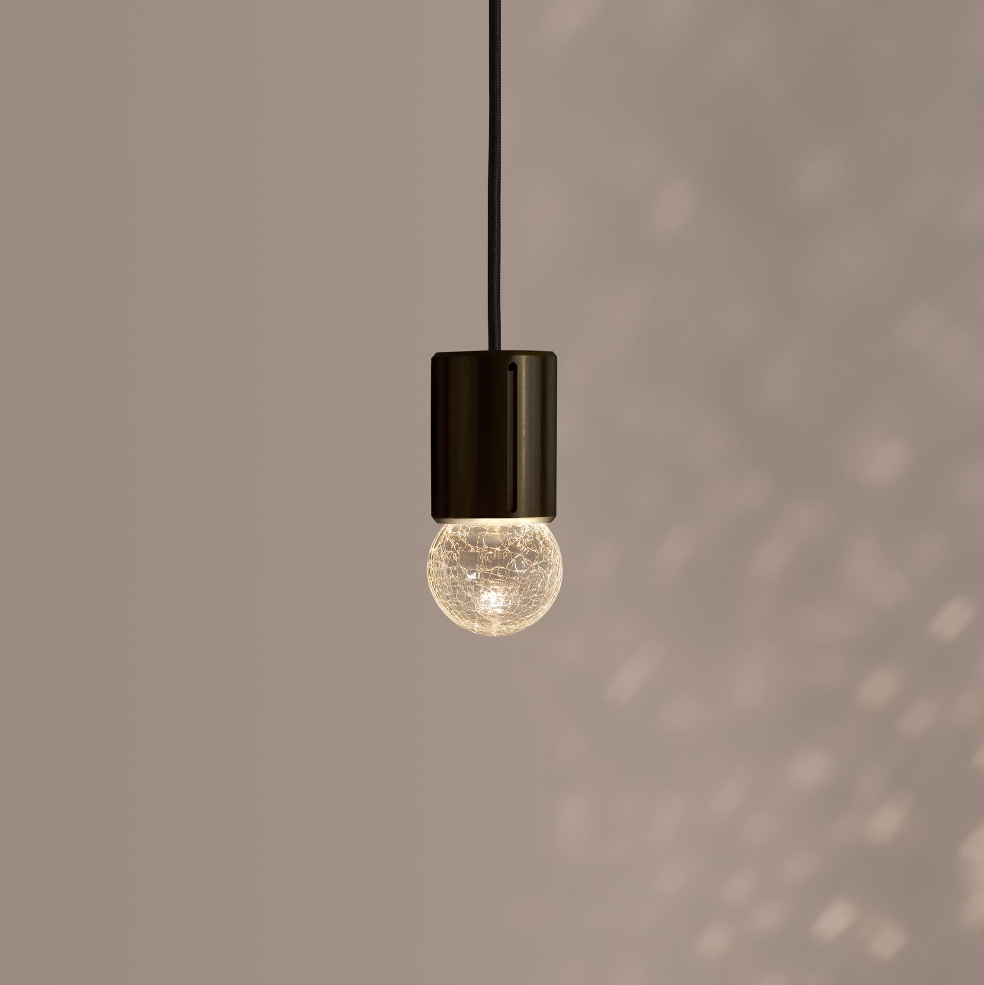 ADesignStudio Eon Sans Mini Lampada a sospensione - Orbita compatta in vetro craquelé con illuminazione diffusa

Il prezzo di listino riflette solo il punto di partenza. Il prezzo finale varia in base alle finiture e alle personalizzazioni