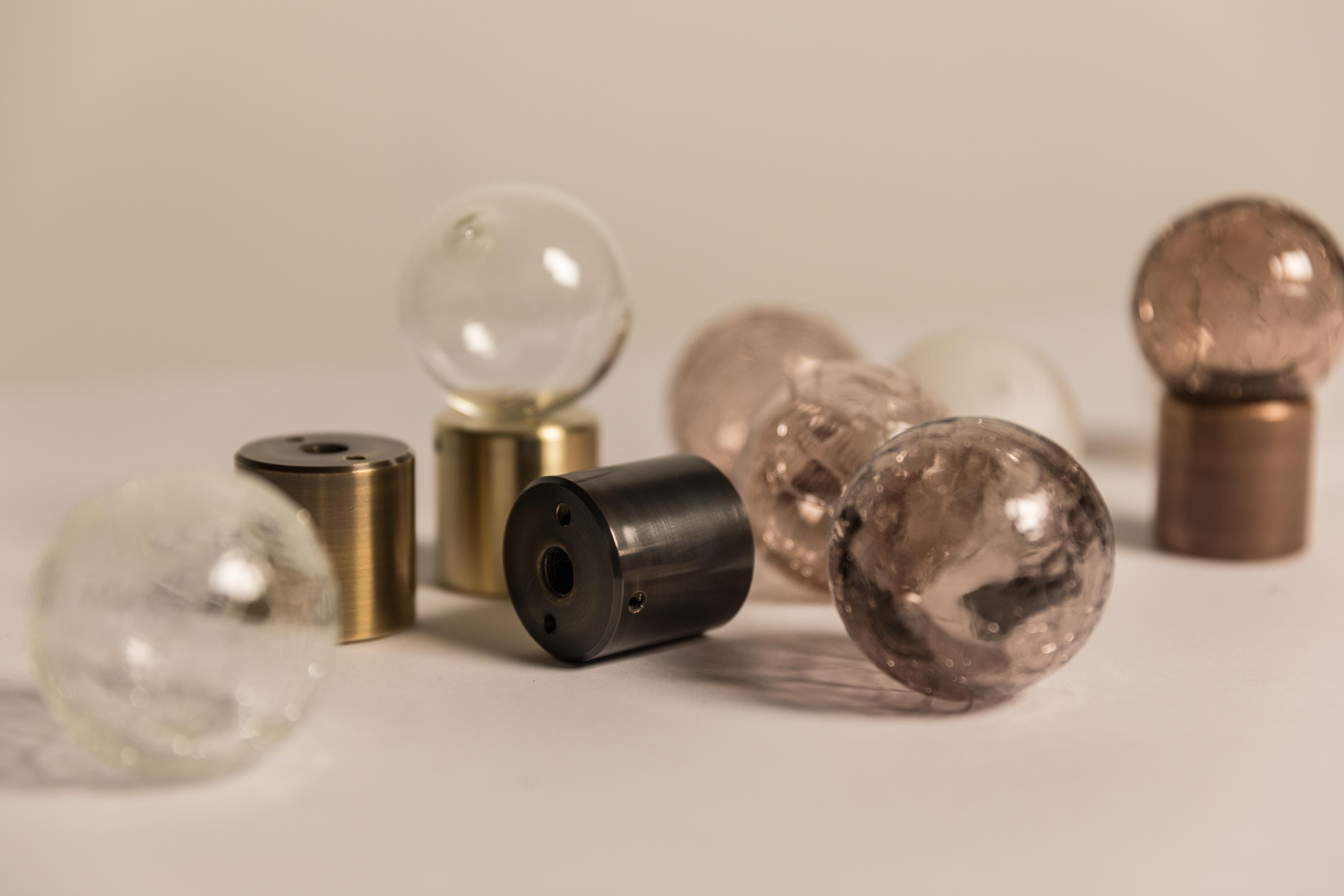 Moderno ADesignStudio Eon Sans Mini Luce a Sospensione Sferica in Vetro Screziato Bagliore Ambientale in vendita