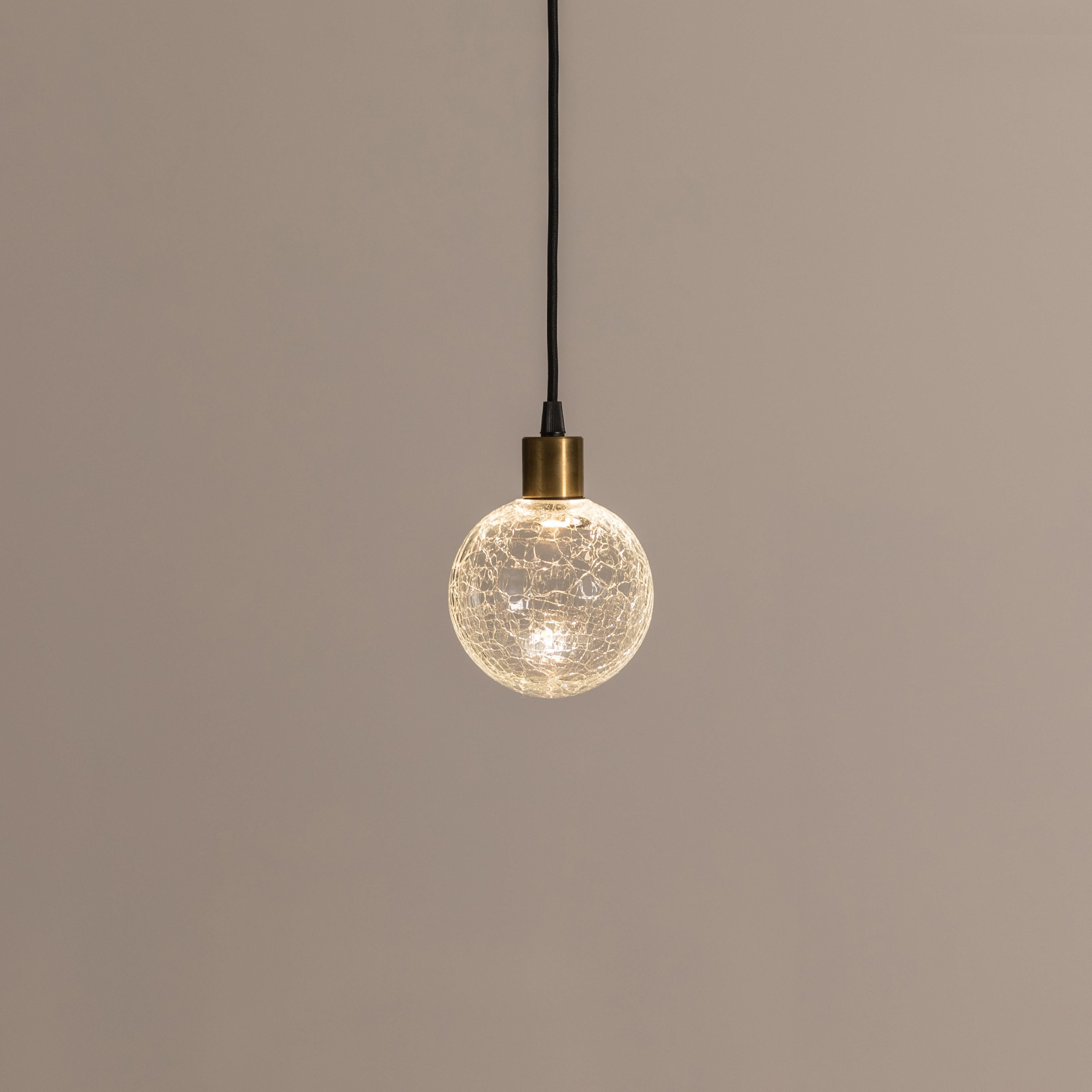 ADesignStudio Lámpara colgante Eon Sans S0 - Orbe compacto de cristal craquelado con iluminación moteada

El precio indicado refleja sólo el punto de partida. El precio final varía en función de los acabados y personalizaciones seleccionados.

La