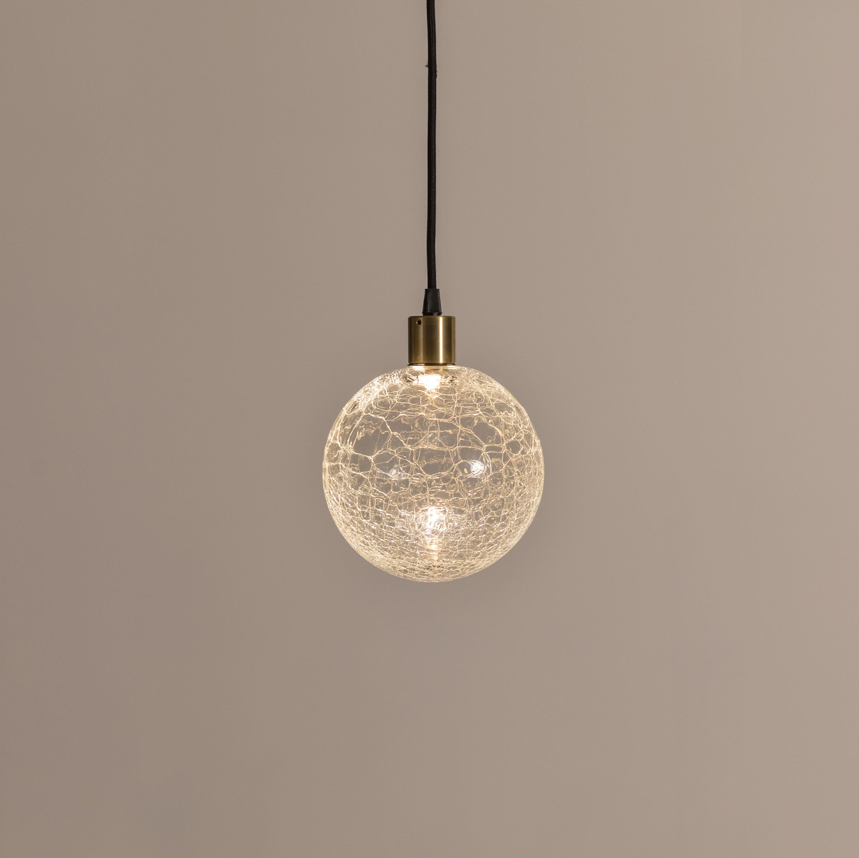 ADesignStudio Lámpara colgante Eon Sans S1 - Orbe compacto de cristal craquelado con iluminación moteada

El precio indicado refleja sólo el punto de partida. El precio final varía en función de los acabados y personalizaciones seleccionados.

La
