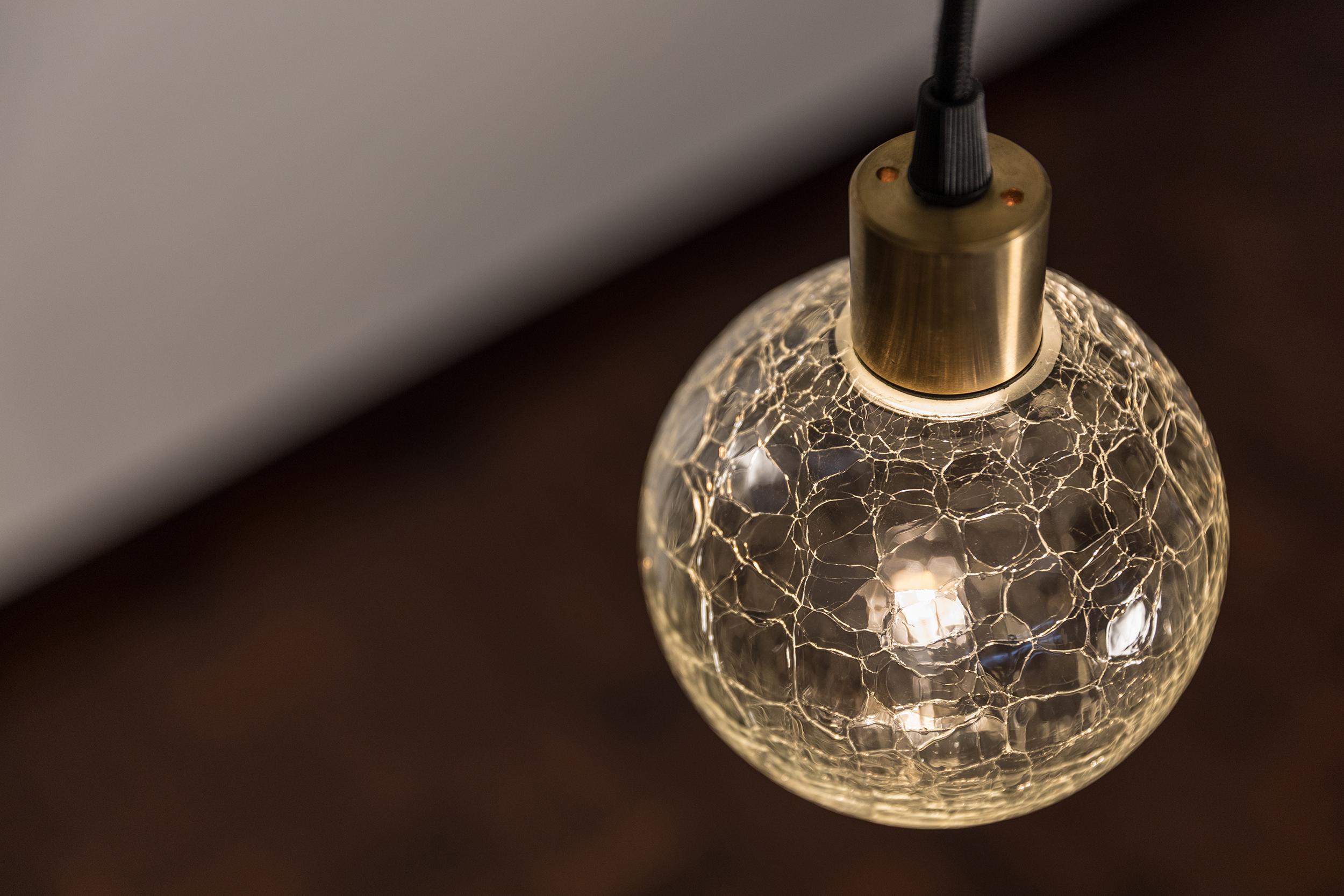 ADesignStudio Eon Sans S1 Lámpara Colgante Esférica de Cristal Craquelado c. Resplandor ambiental Moderno en venta