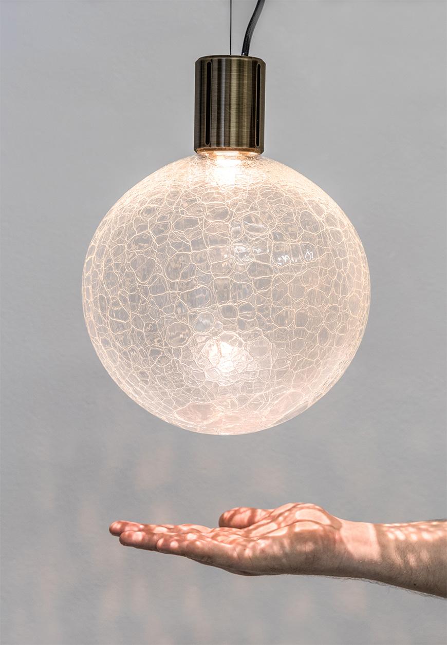 ADesignStudio Eon Sans S2 Lámpara Colgante Esférica de Cristal Craquelado c. Resplandor ambiental Moderno en venta