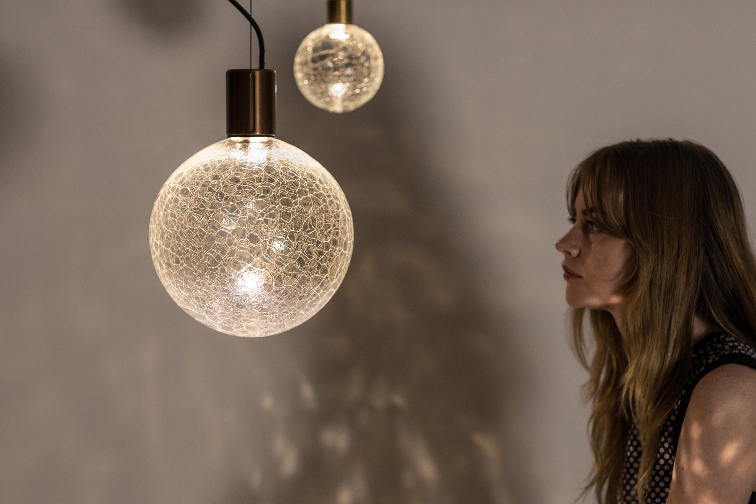 ADesignStudio Eon Sans S2 Lámpara Colgante Esférica de Cristal Craquelado c. Resplandor ambiental Pulido en venta