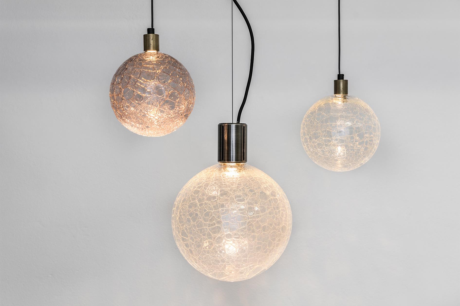 ADesignStudio Eon Sans S2 Lámpara Colgante Esférica de Cristal Craquelado c. Resplandor ambiental en Nuevo estado para la venta en Banksmeadow, NSW