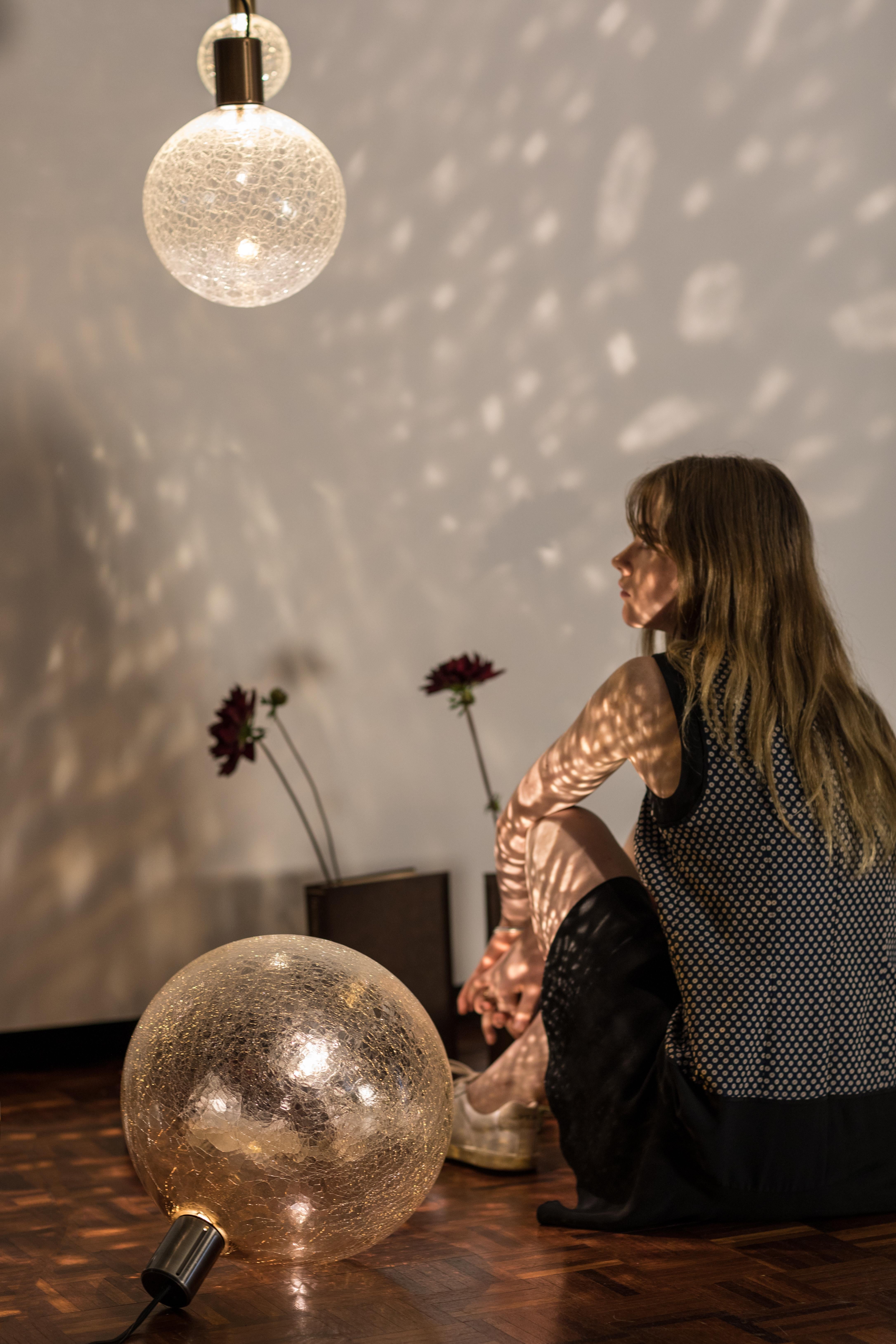ADesignStudio Eon Sans S2 Pendelleuchte Sphärisches Crackle Glas m. Ambientes Glühen (21. Jahrhundert und zeitgenössisch) im Angebot