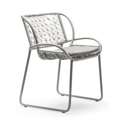 Fauteuil Adesso gris pâle de Kenneth Cobonpue