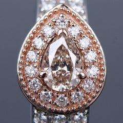 Anillo de cóctel con diamante en forma de pera y halo, en oro blanco y rosa de 18k