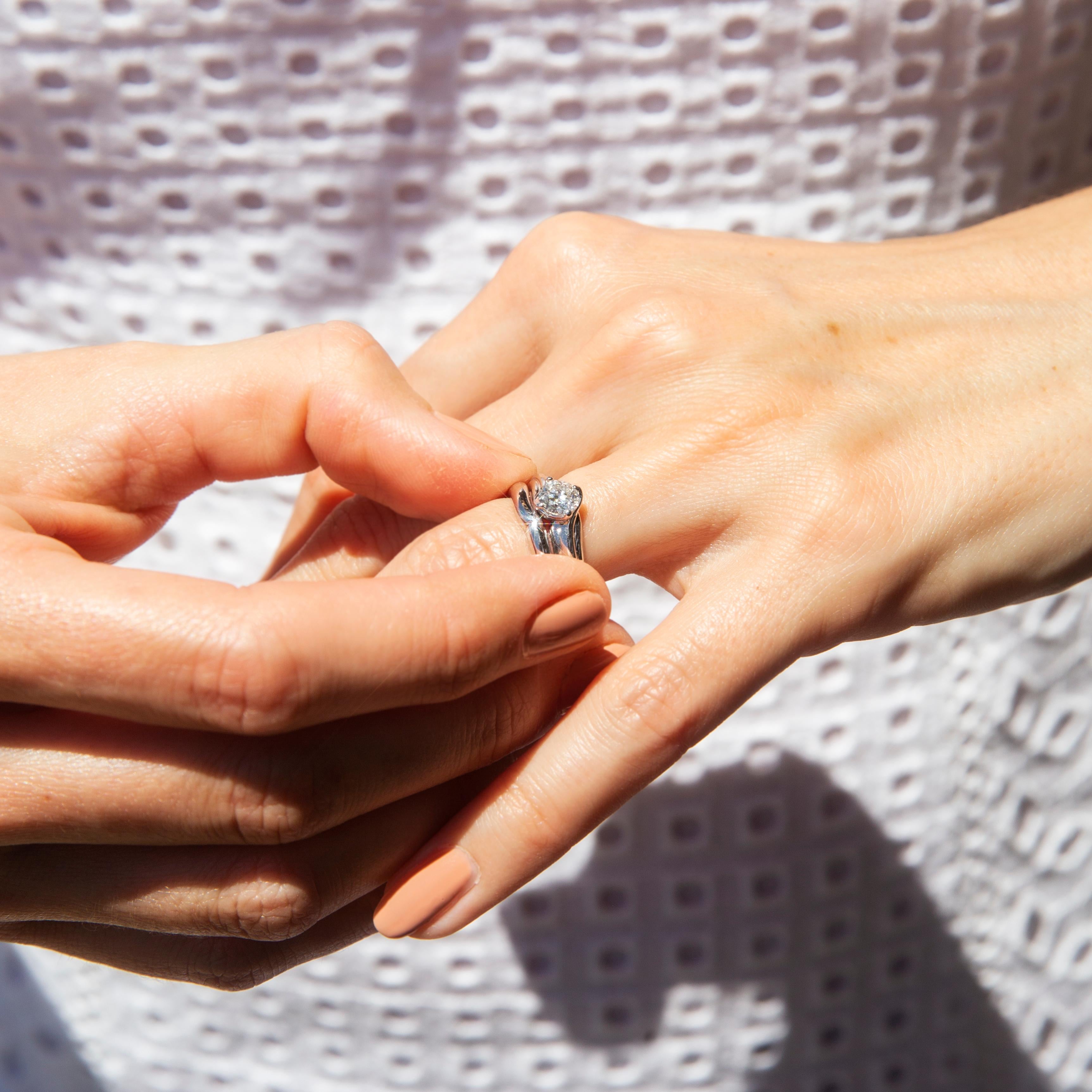 Ensemble de mariage contemporain en or blanc 18 carats avec diamants solitaires certifiés ADGL en vente 4