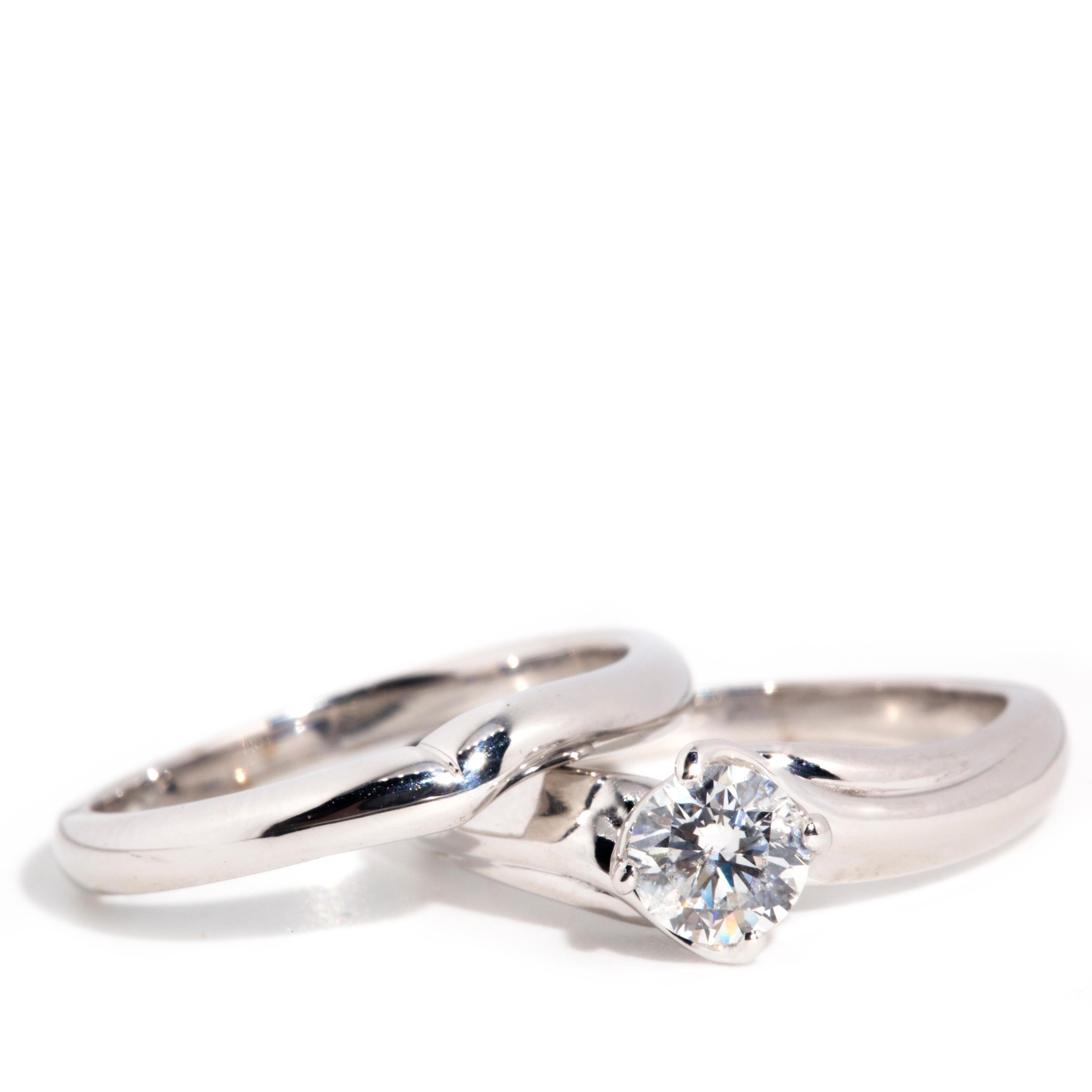 Ensemble de mariage contemporain en or blanc 18 carats avec diamants solitaires certifiés ADGL en vente 7