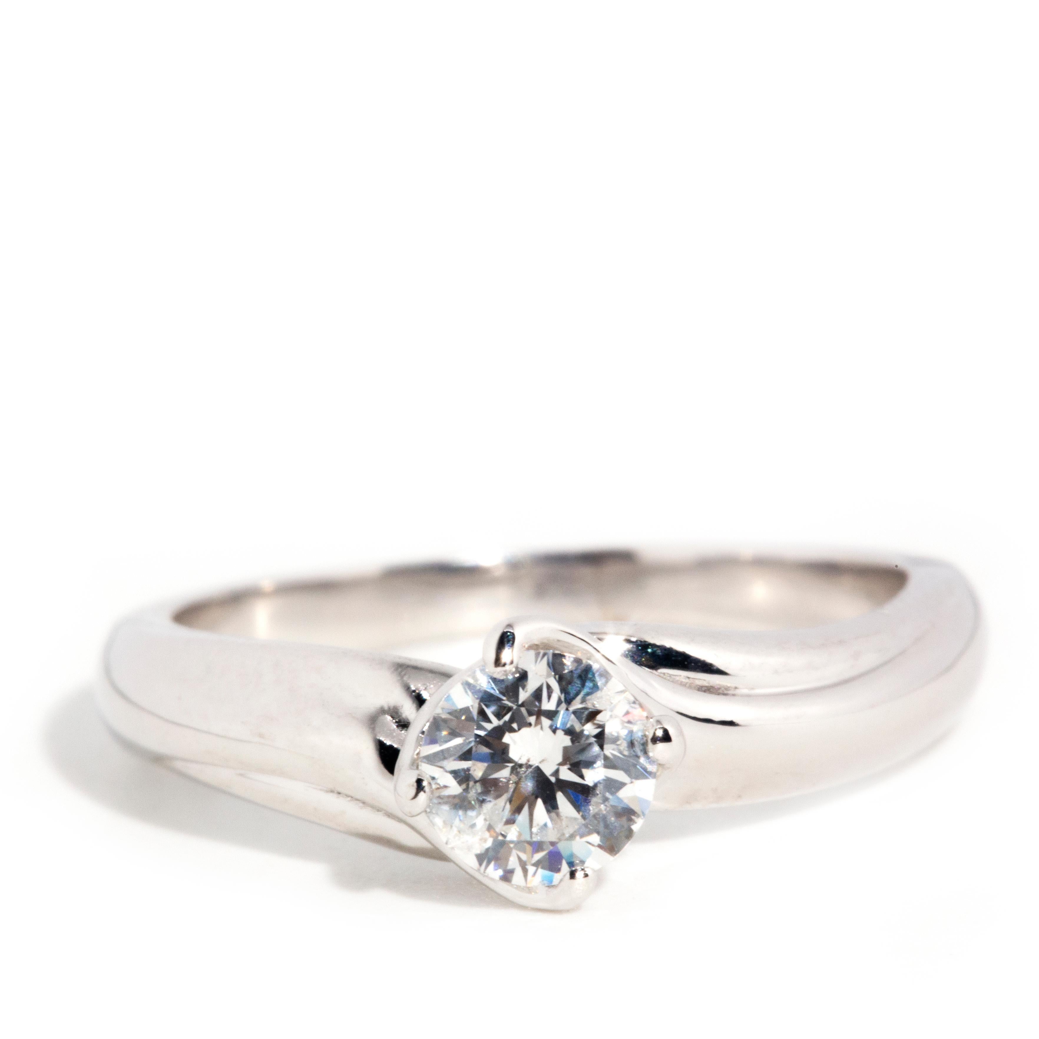 Contemporain Ensemble de mariage contemporain en or blanc 18 carats avec diamants solitaires certifiés ADGL en vente