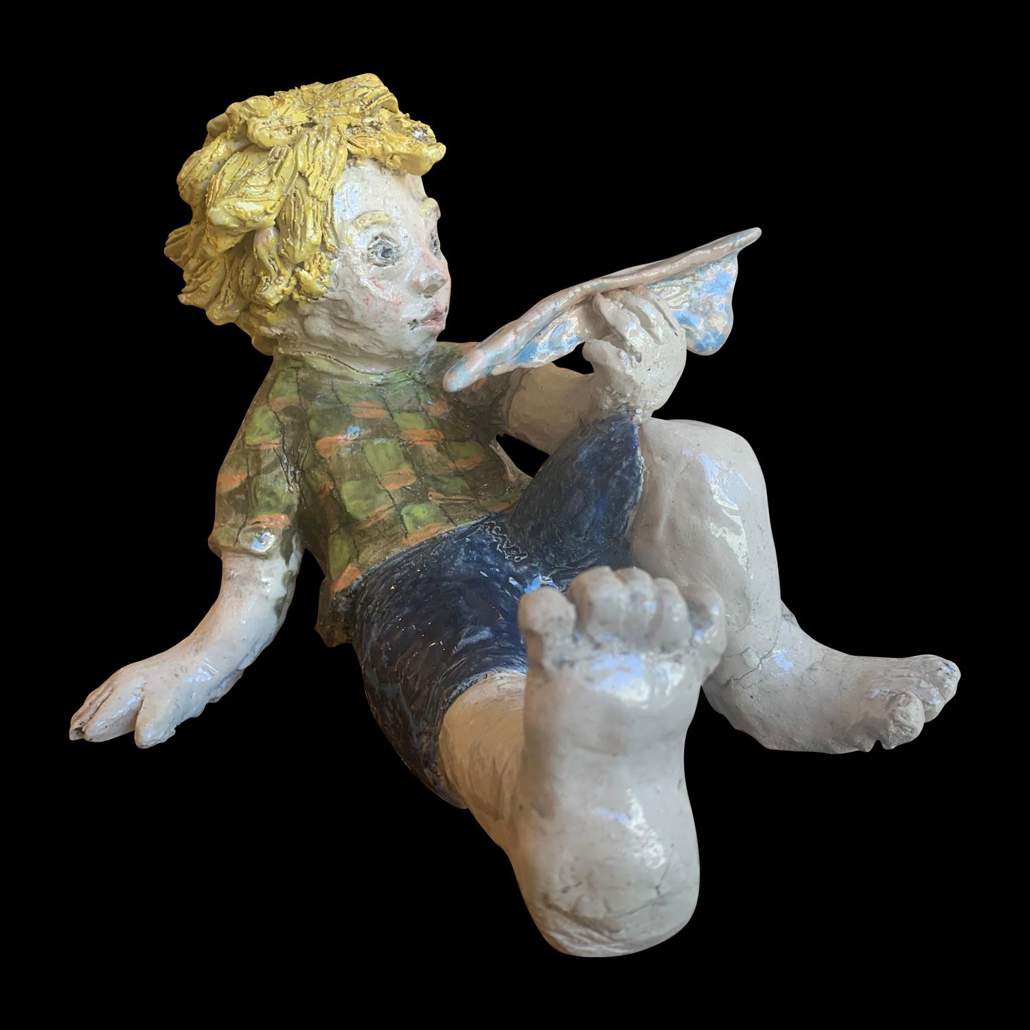 Jeune garçon et papier - Sculpture en céramique figurative - Art naïf - 1 de 1 par Adi en vente 1