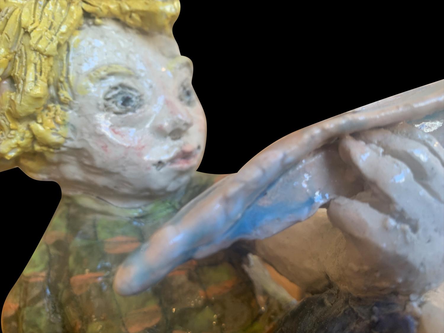 Jeune garçon et papier - Sculpture en céramique figurative - Art naïf - 1 de 1 par Adi en vente 2