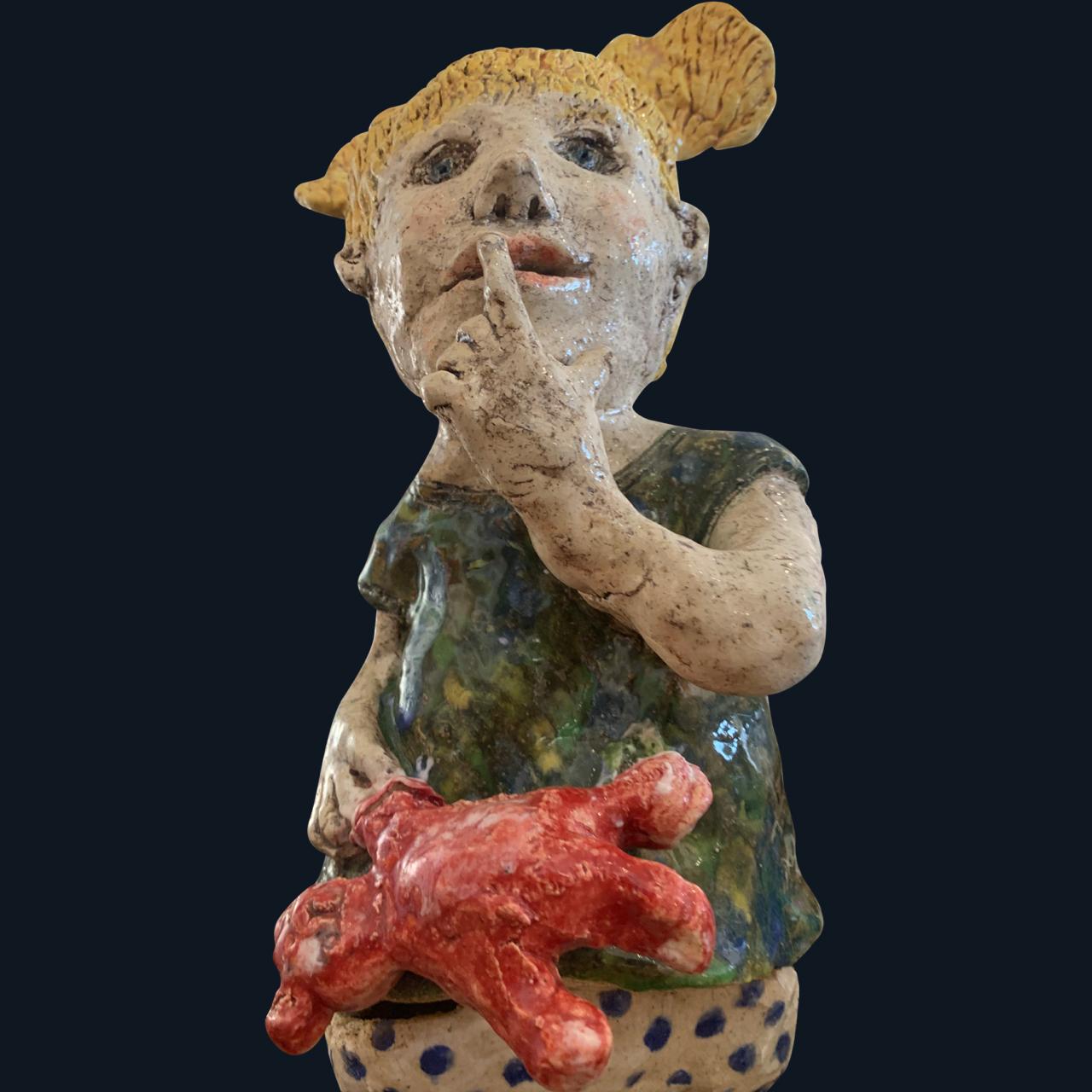 Le bambin et le nounours  Sculpture d'ours en céramique - Figuratif - 1 de 1 par Adi - Noir Figurative Sculpture par Adi Rom