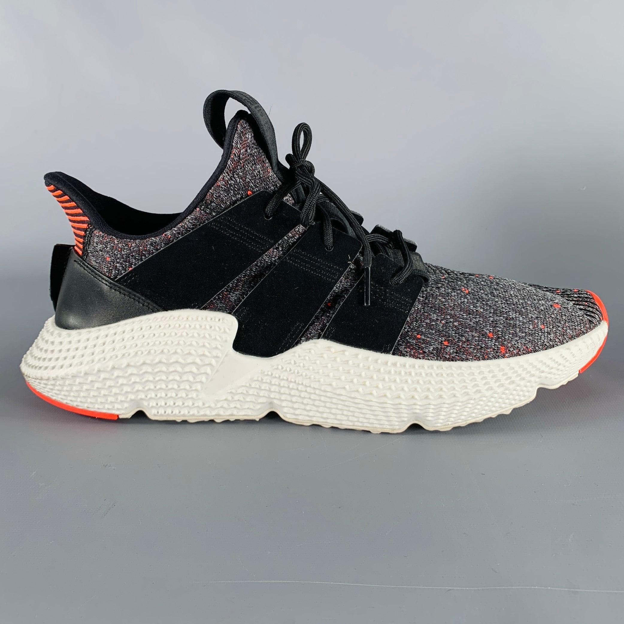 Baskets ADIDAS
dans un
en nylon noir et rouge, avec une semelle en caoutchouc texturé blanc et une fermeture à lacets. Excellent état d'origine. 

Marqué :   11Semelle d'usure : 12.5 pouces  x 4.75 pouces  
  
  
 
Référence Sui Generis :