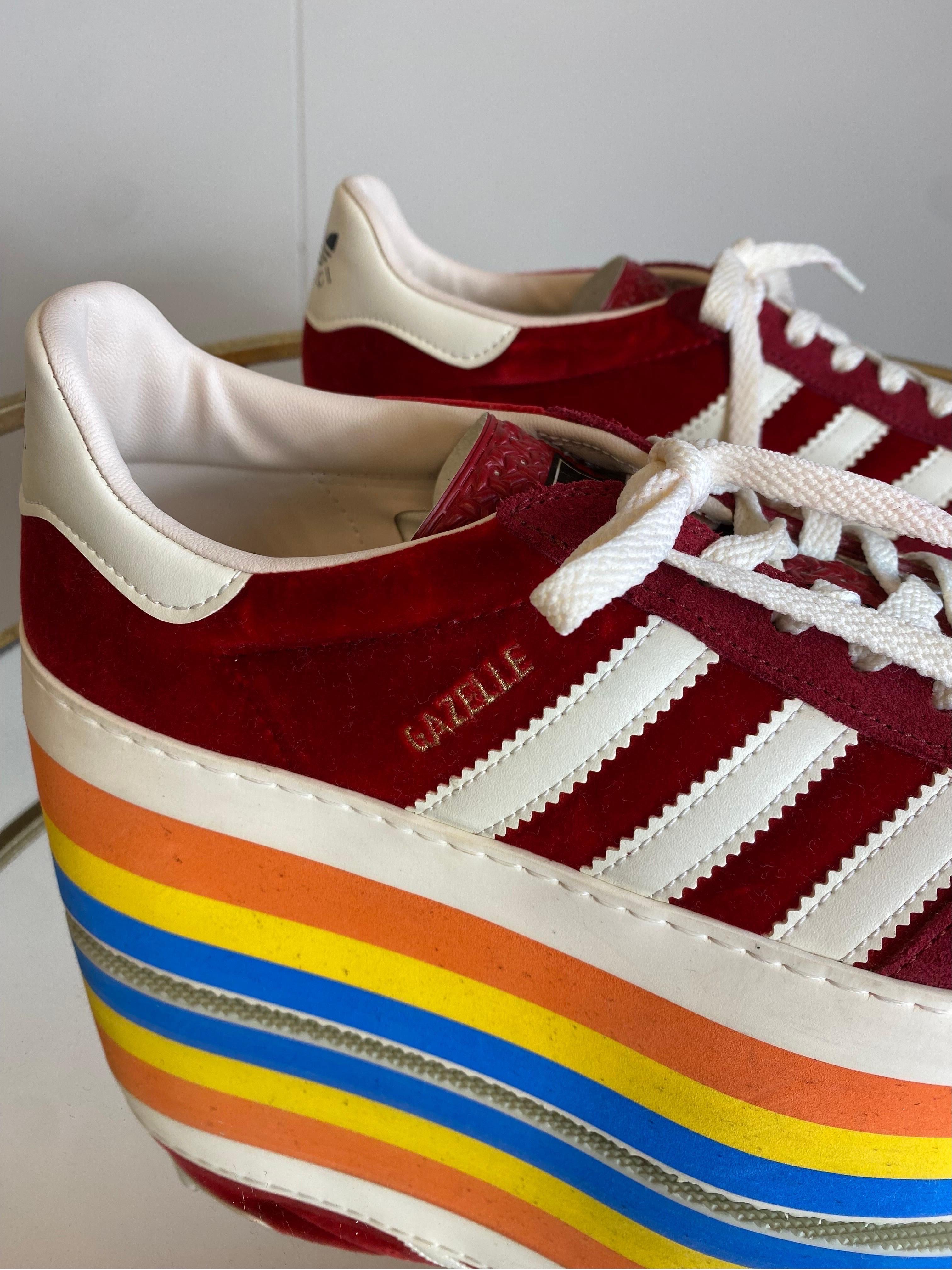 Adidas X Gucci Gazelle Turnschuhe.
Aus Leder, Samt und Wildleder.
Regenbogensohle.
Nummer 40 und ein halbes Französisch.
Innensohle 26 cm
Plateau 8 cm
Neu, nie benutzt.