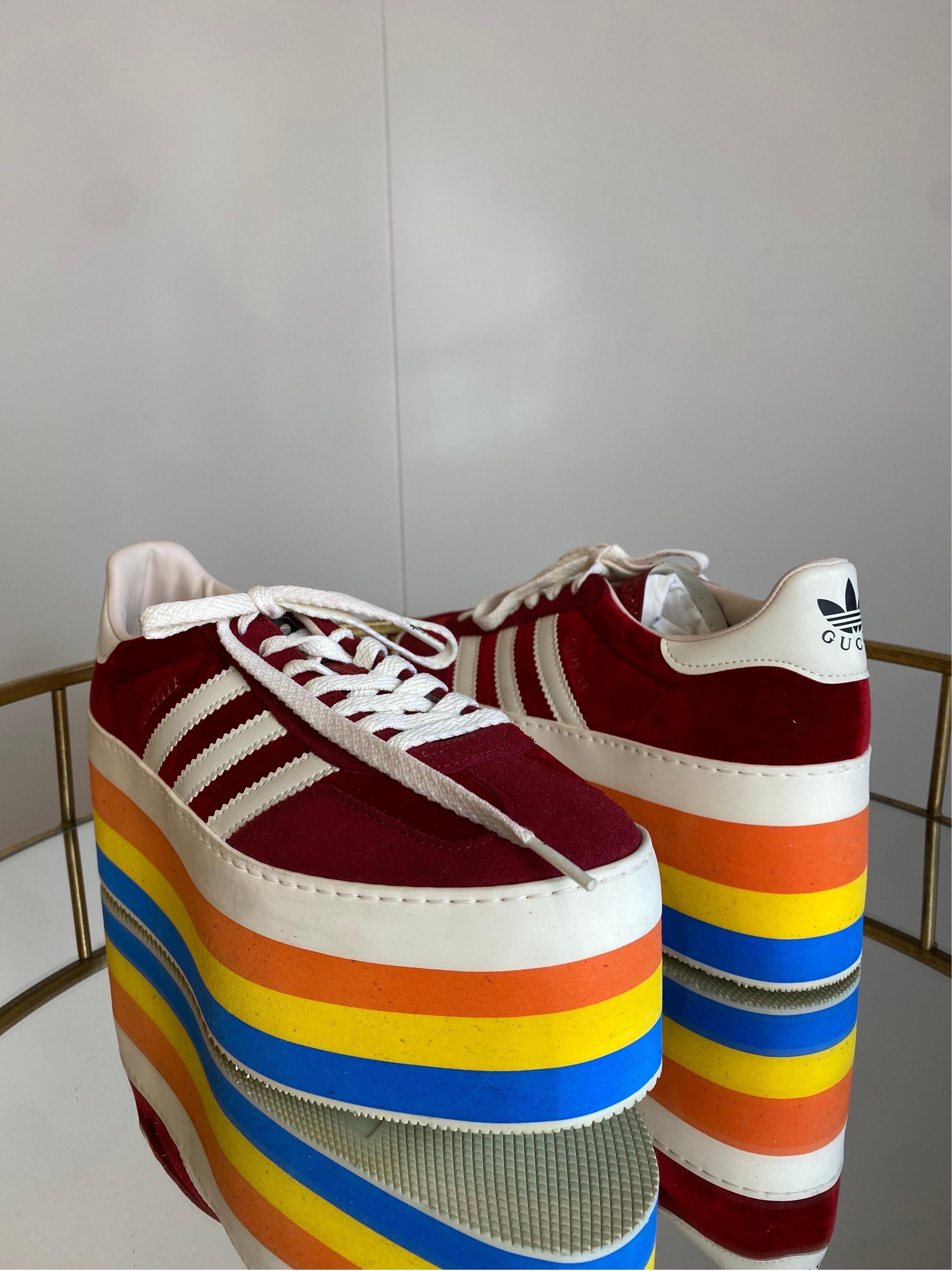 Adidas X Gucci Turnschuhe mit Gazelle bordeaux und Regenbogenmuster für Damen oder Herren im Angebot