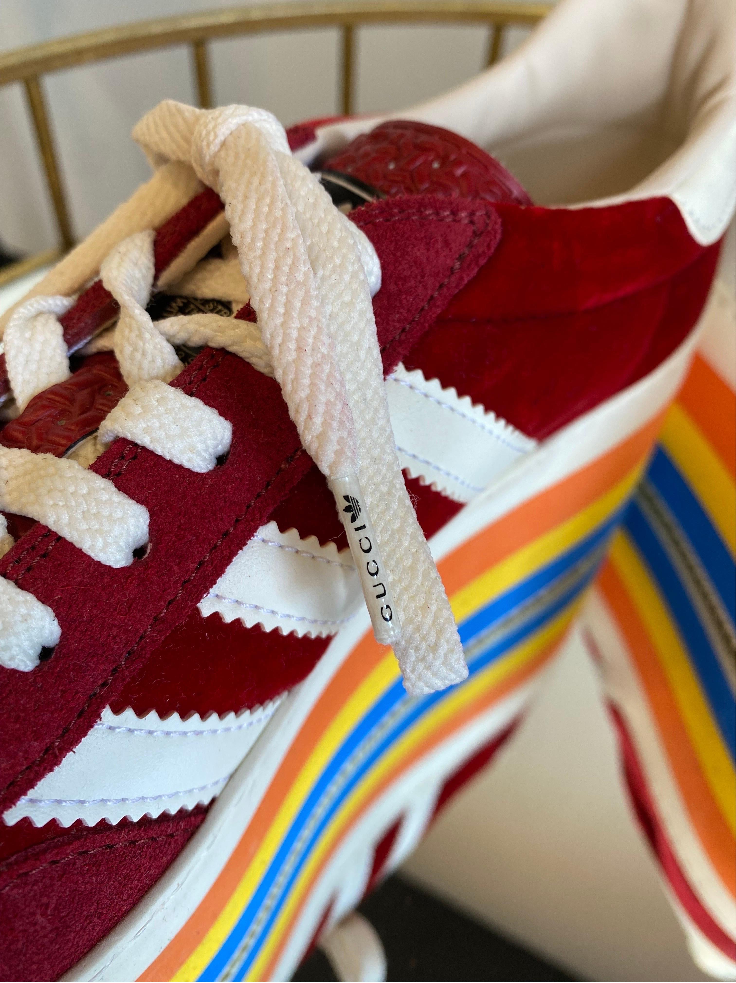 Adidas X Gucci Turnschuhe mit Gazelle bordeaux und Regenbogenmuster im Angebot 1