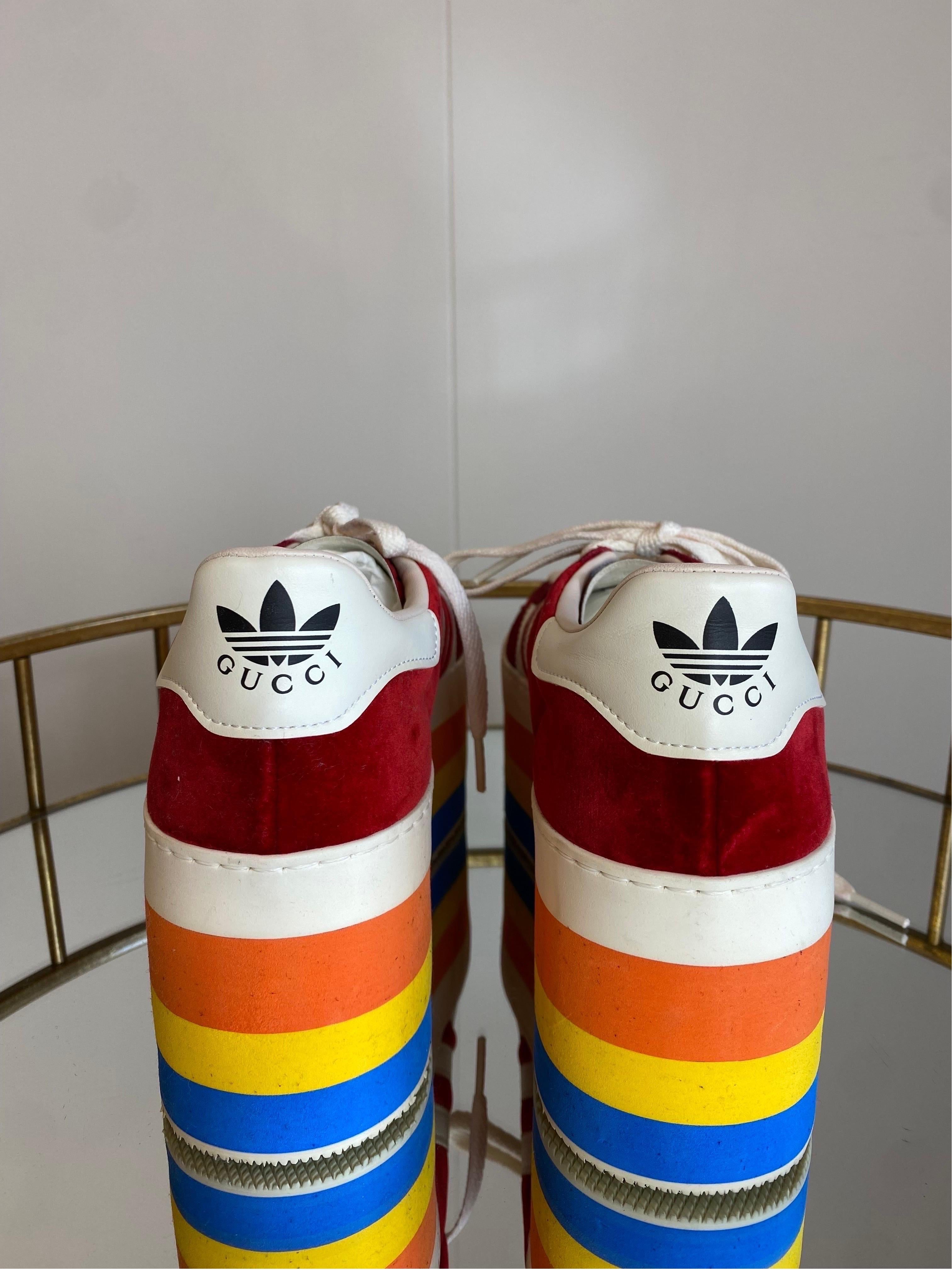 Beige Adidas X Gucci Gazelle bordeaux et baskets arc-en-ciel