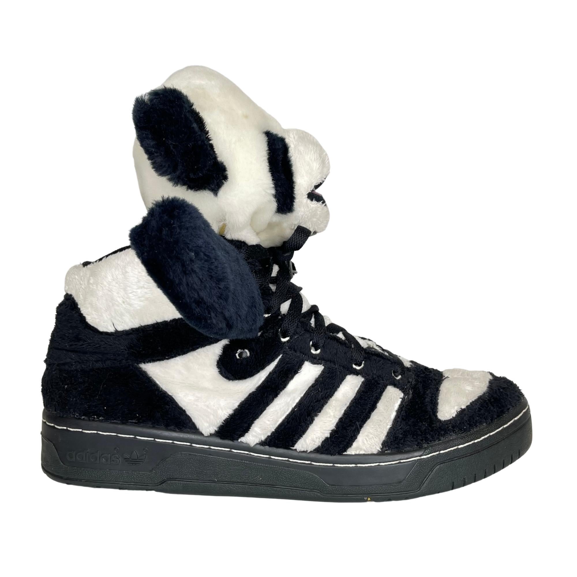 COLOR: Black/white
ITEM CODE: U42612
SIZE: 11.5 US / 46 EU
CONDITION: Excellent - like new shoes. 

Made in Indonesia