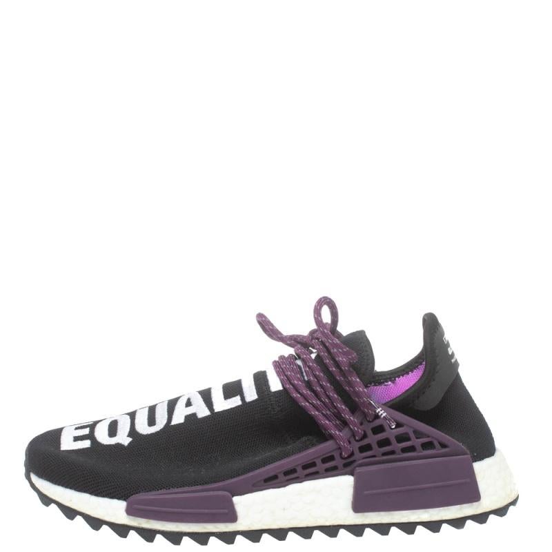 Born out of a collaboration between adidas and Pharrell Williams, these sneakers fuse sporty and luxe elements in perfect harmony! These black sneakers have been crafted from mesh and display a chic silhouette that features bold words detailed in