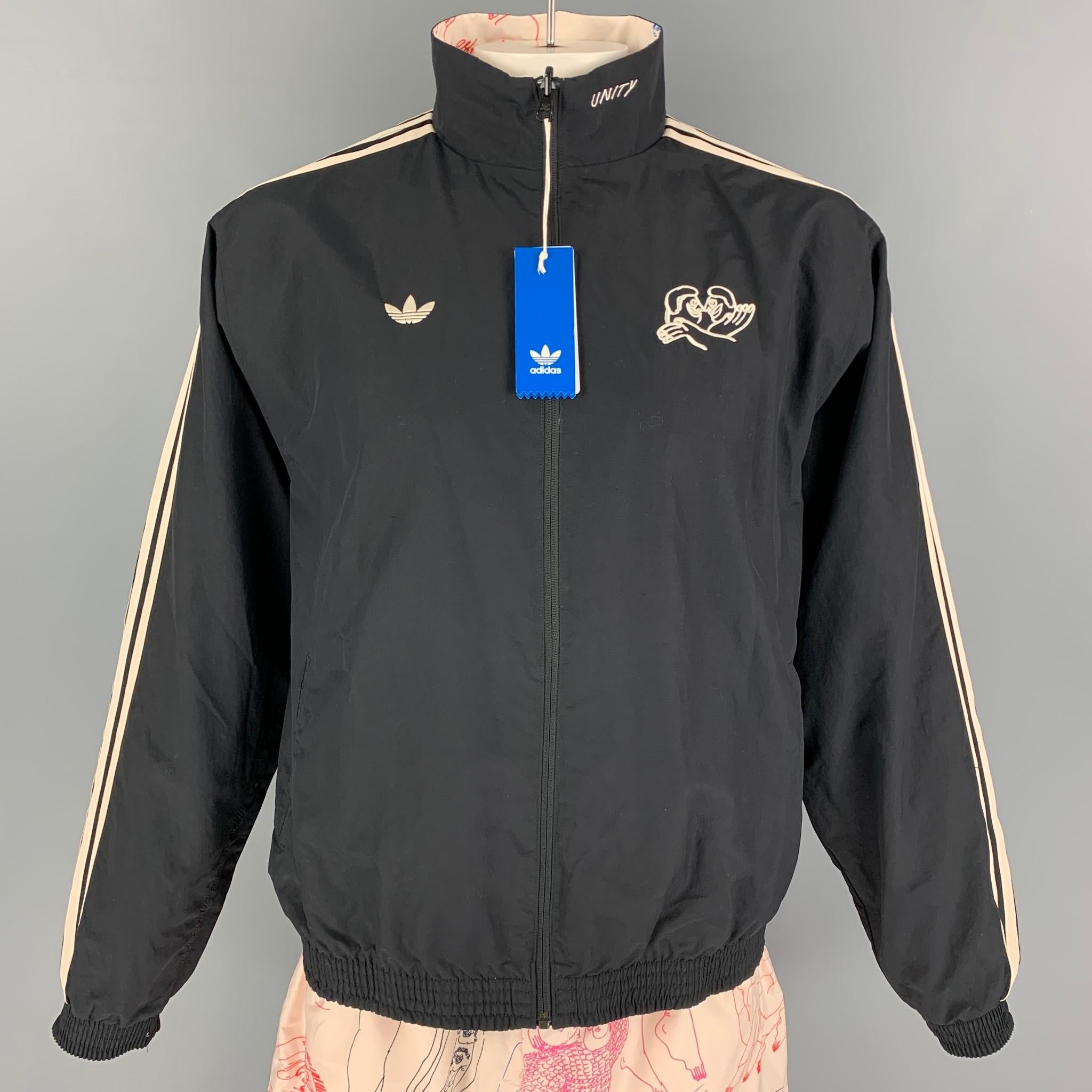 L'ensemble ADIDAS x UNITY se compose d'un nylon imprimé noir et multicolore, d'un col montant, d'un élastique, d'une veste entièrement zippée et d'un short assorti. 

Neuf avec étiquettes.
Marqué : L

Mesures :

-Jacket
Épaule : 19.5 cm
Poitrine :
