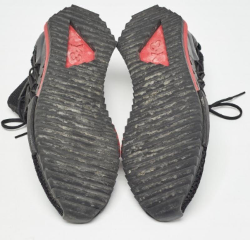 Cette paire confortable est votre premier choix lorsque vous partez pour une longue journée. Ces baskets Adidas Y-3 sont dotées d'une tige bien cousue et d'une semelle résistante.