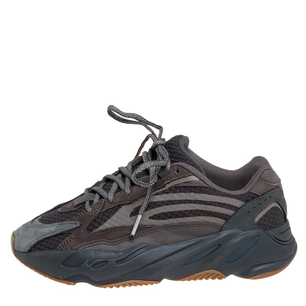 yeezy 700 lace up