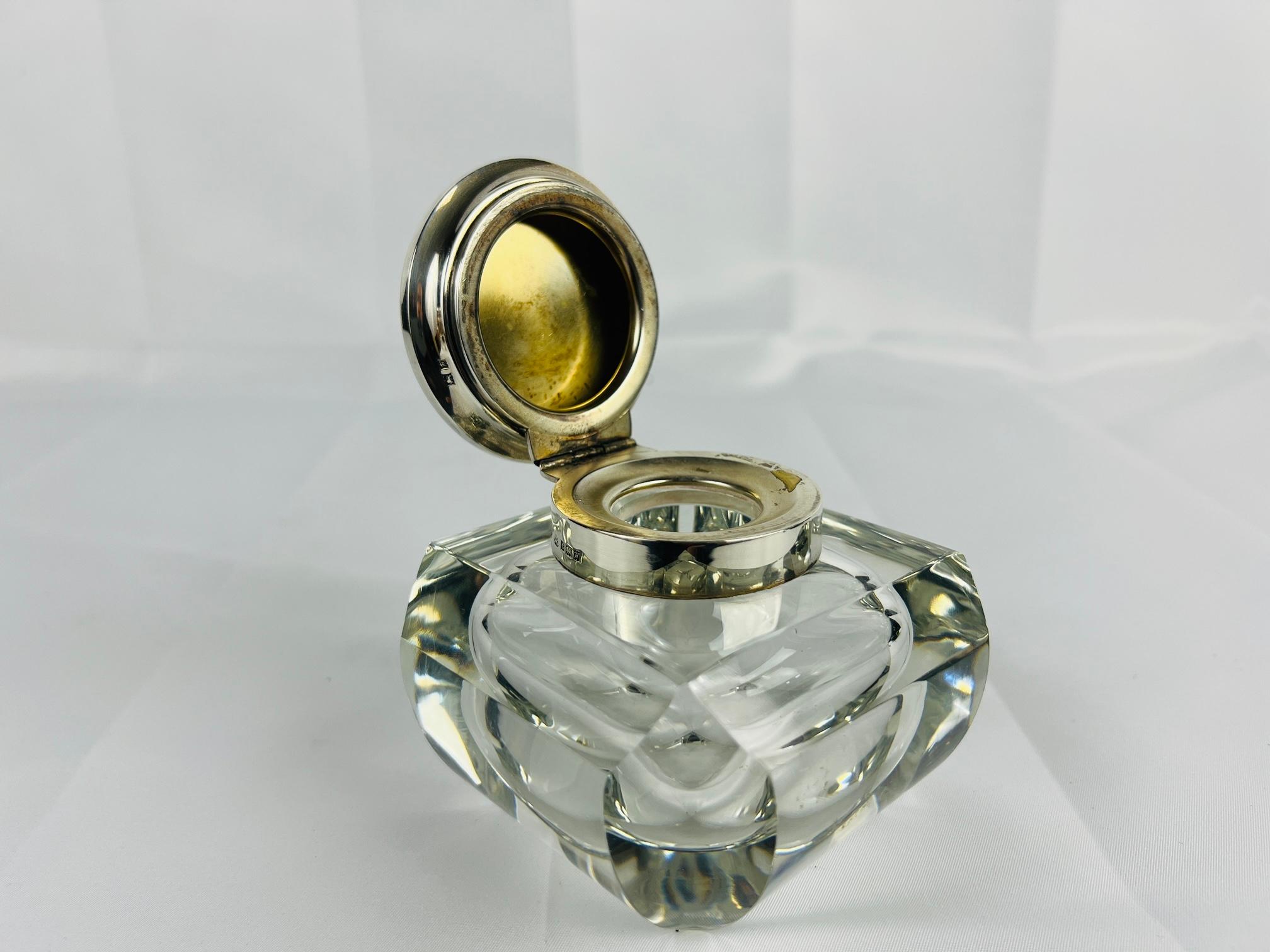 Britannique Pot ou encrier de toilette Adie Brothers Ltd, en argent sterling et cristal, vers 1955 en vente