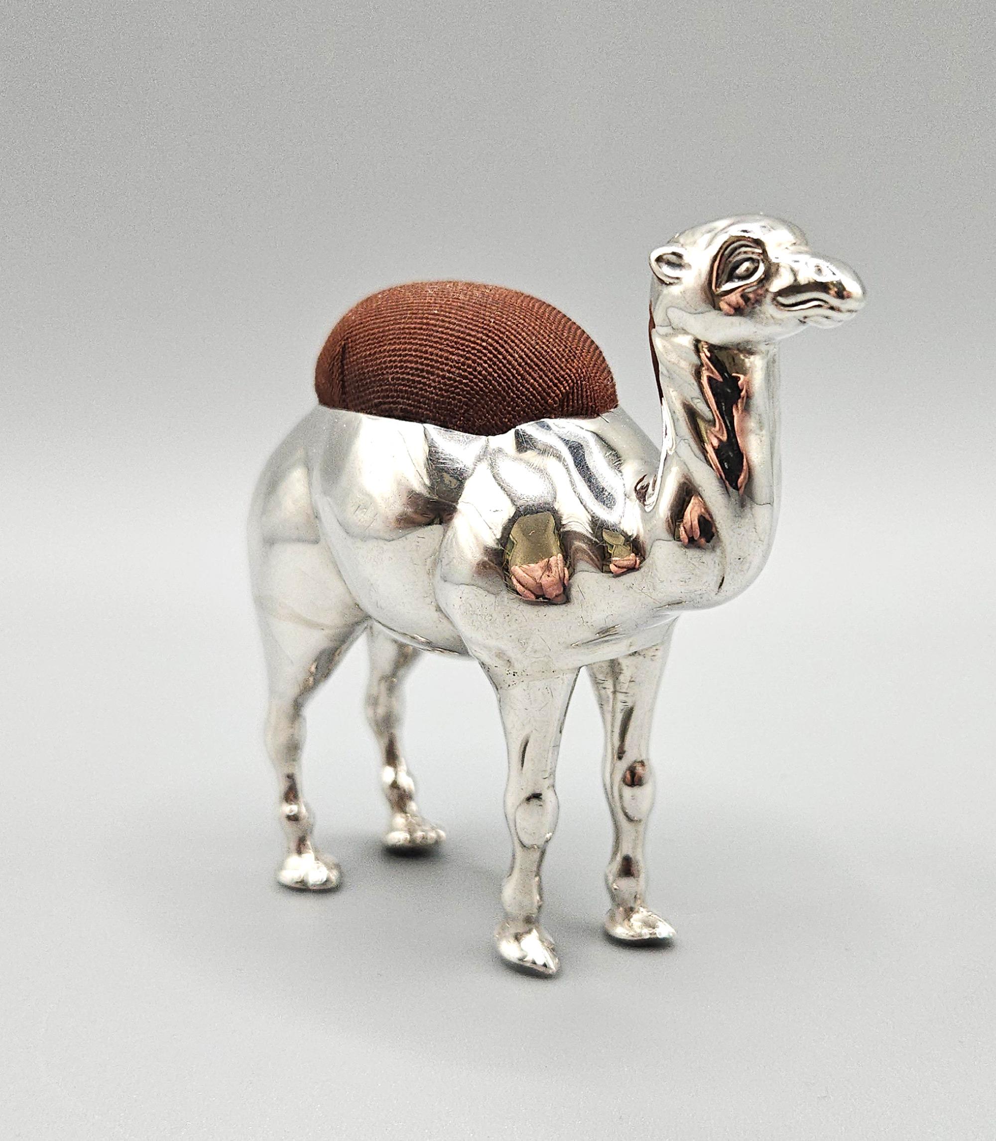 Cuscino a forma di cammello grande in argento sterling di Adie & Lovekin, Birmingham, Regno Unito, 1906 in vendita 5