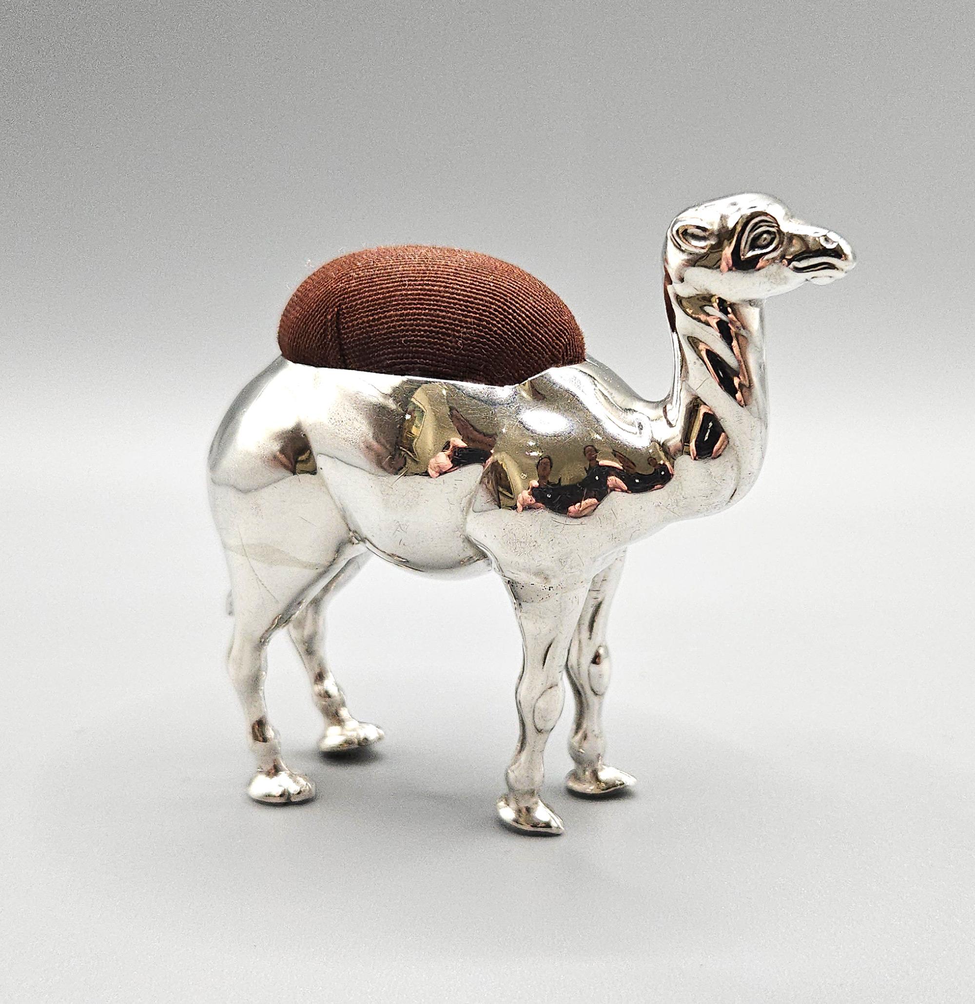 Un superbo, grande e raro cuscino d'argento edoardiano a forma di cammello in piedi, realizzato da Adie & Lovekin Ltd. a Birmingham, Inghilterra, nel 1906.

I cuscini da appendere come questo erano una specialità di Adie & Lovekin Ltd., un'azienda
