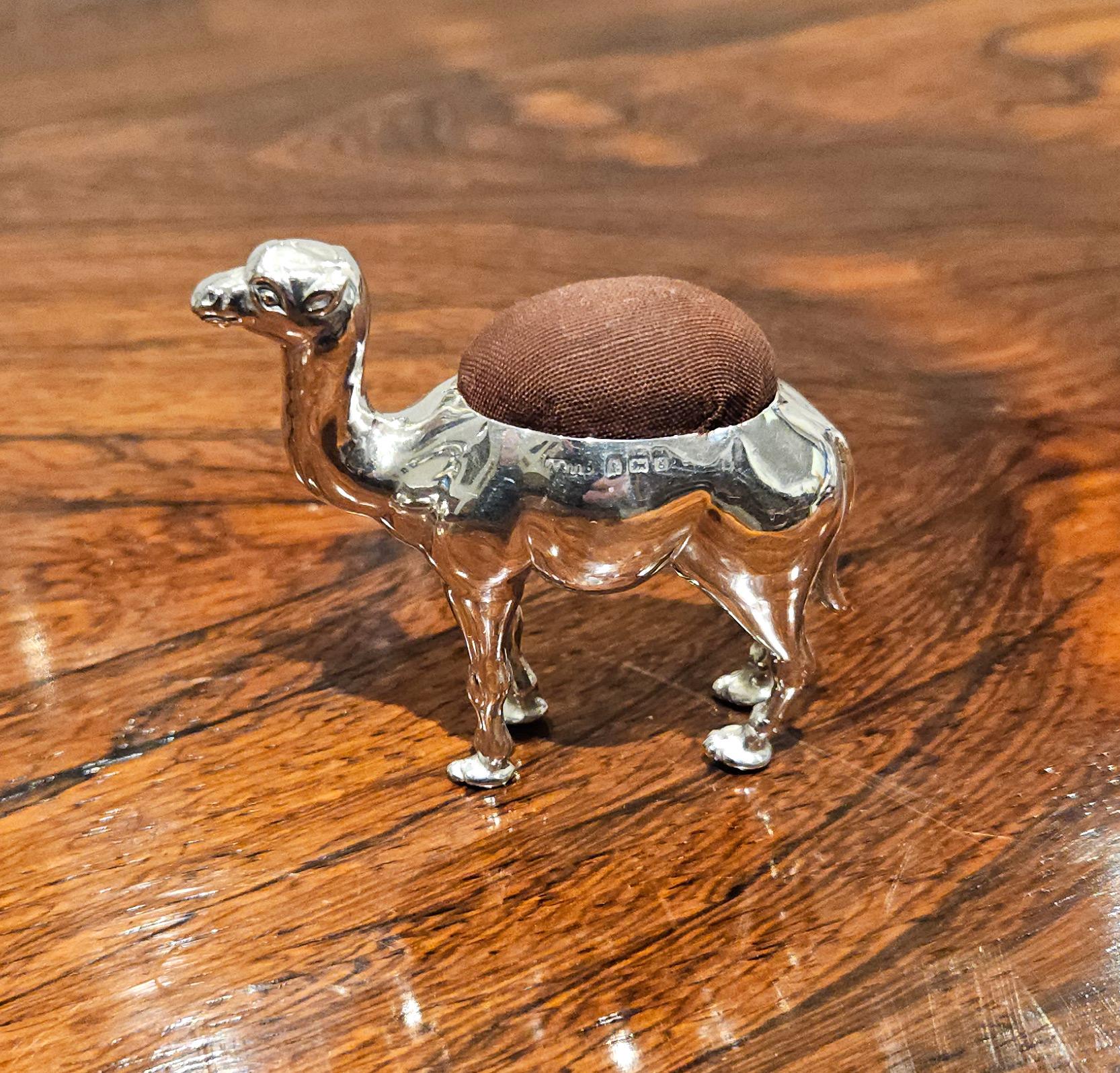 Inglese Cuscino a forma di cammello grande in argento sterling di Adie & Lovekin, Birmingham, Regno Unito, 1906 in vendita