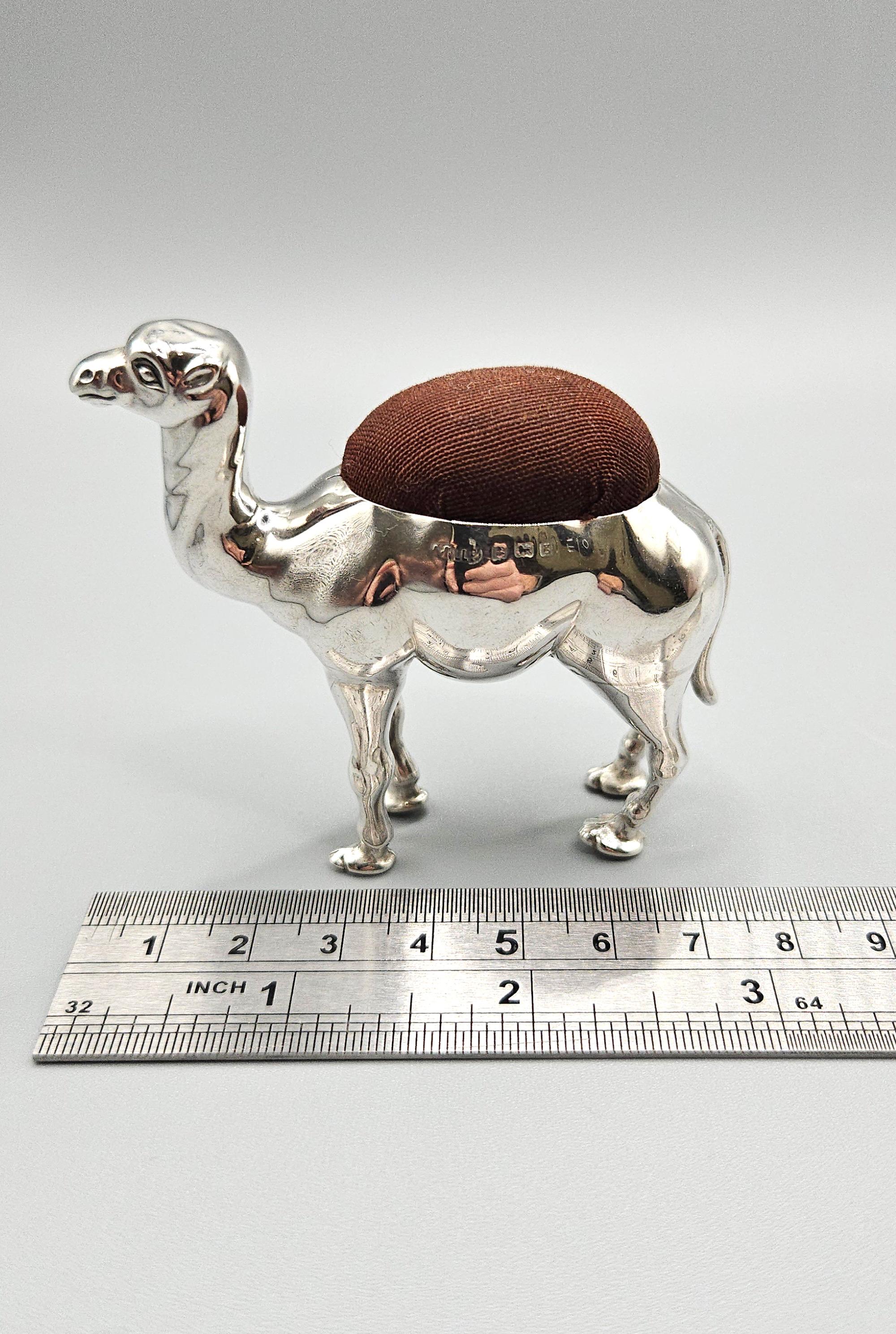 Cuscino a forma di cammello grande in argento sterling di Adie & Lovekin, Birmingham, Regno Unito, 1906 In condizioni buone in vendita a London, GB